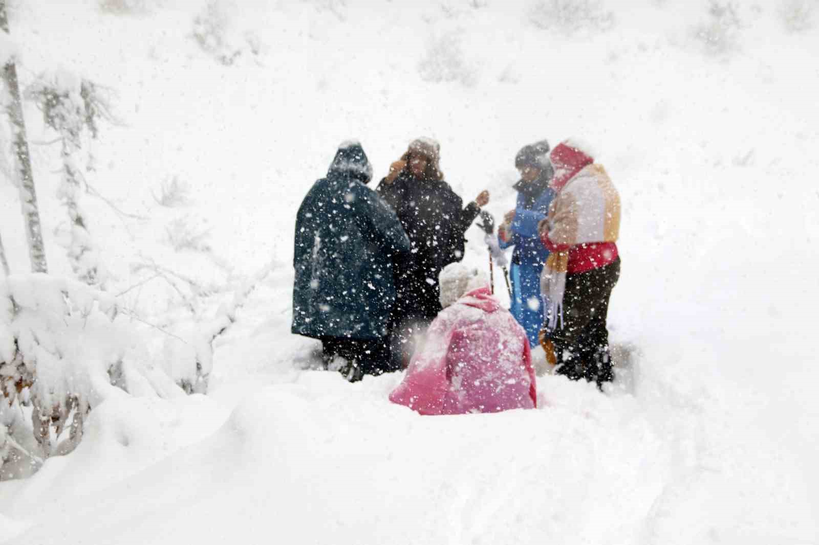 Doğaseverler 70 santimetre karda 9 kilometre yürüdü
