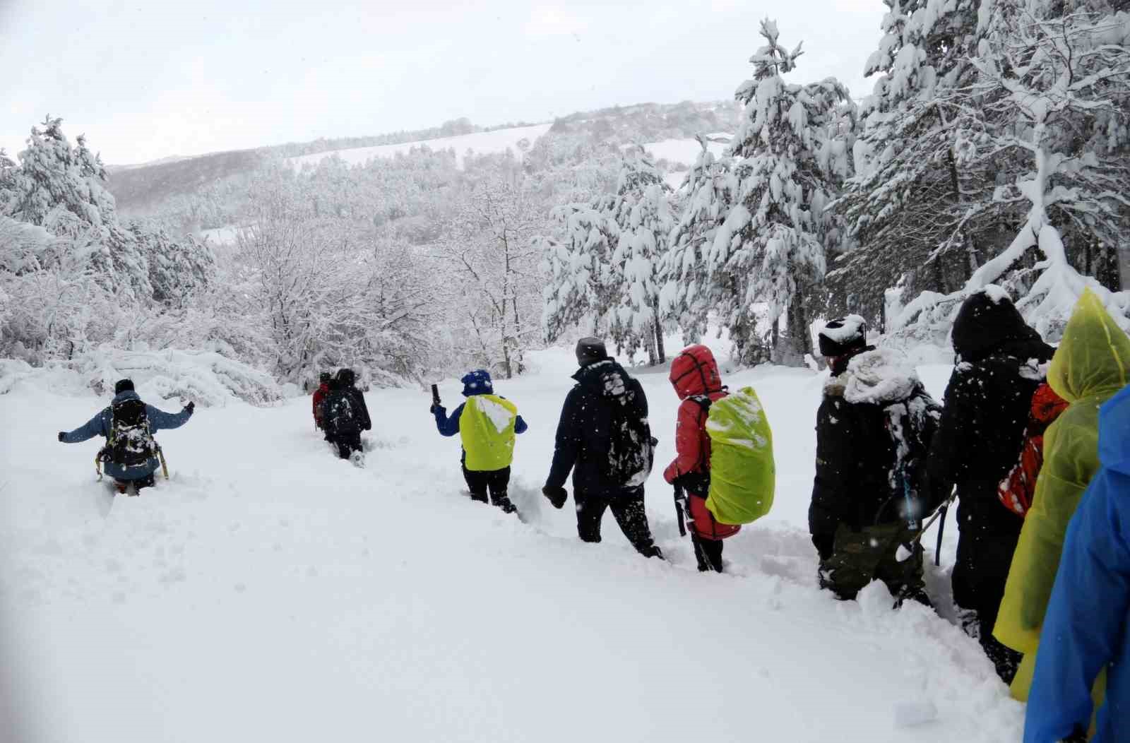 Doğaseverler 70 santimetre karda 9 kilometre yürüdü
