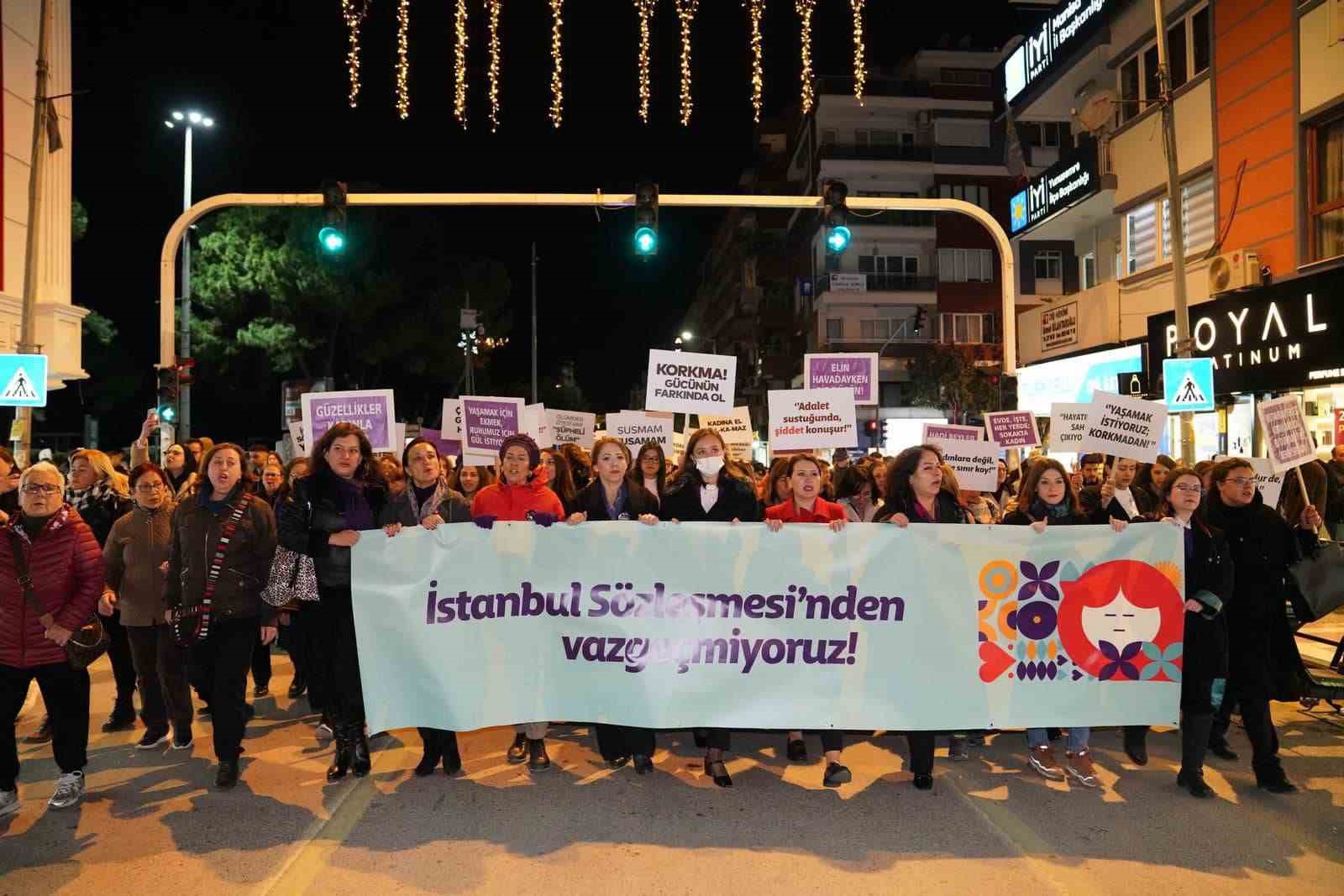 Manisalı kadınlar kol kola girip gece yürüyüşü yaptı
