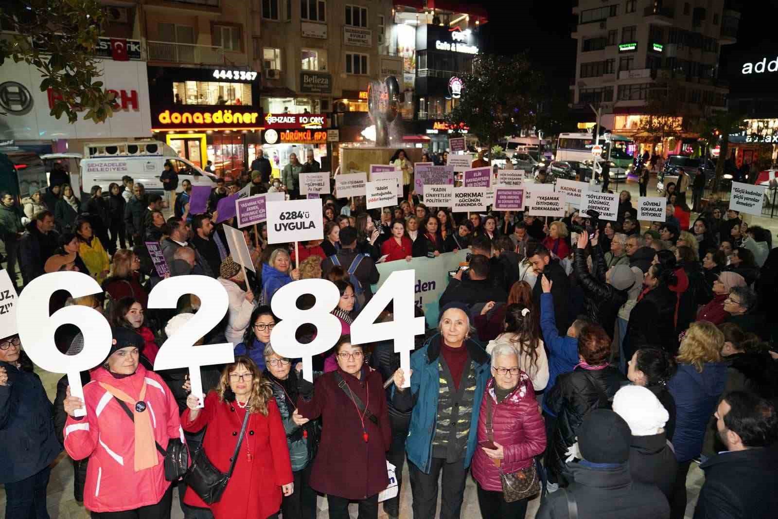 Manisalı kadınlar kol kola girip gece yürüyüşü yaptı
