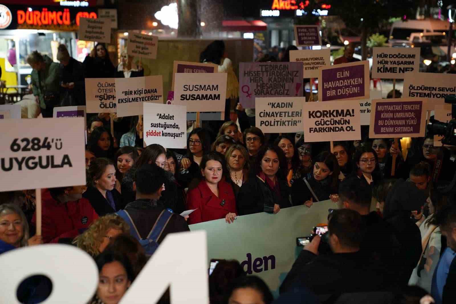 Manisalı kadınlar kol kola girip gece yürüyüşü yaptı
