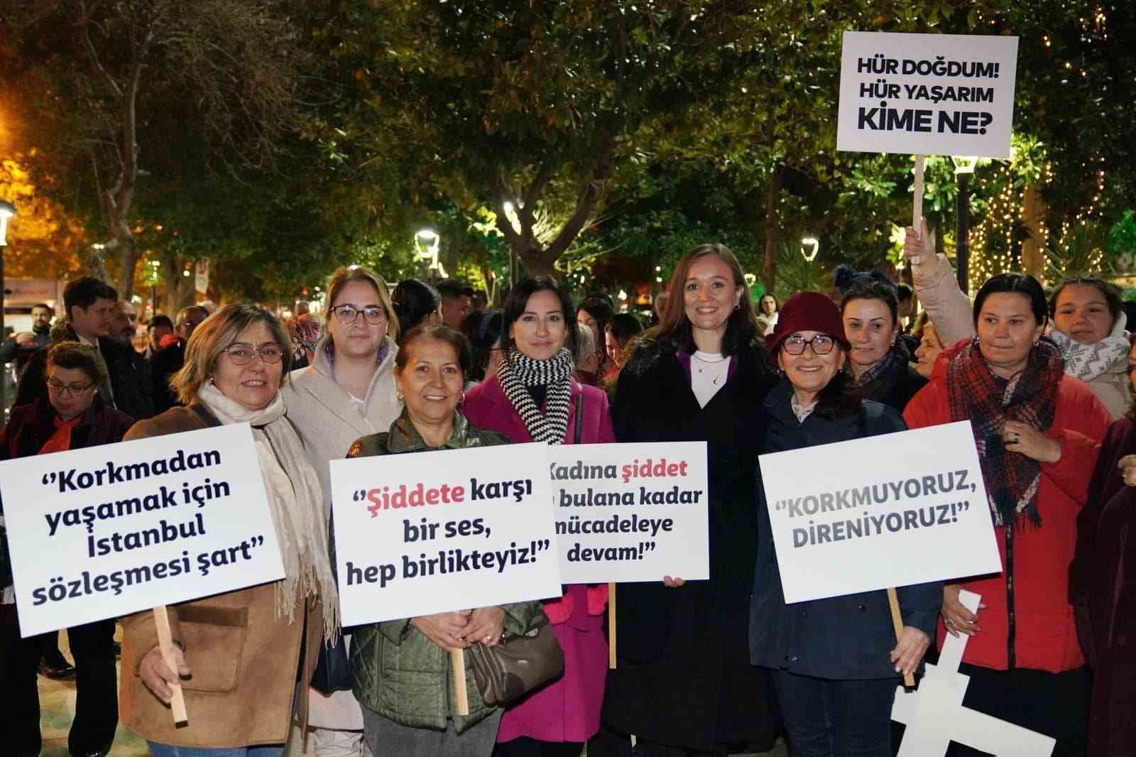 Manisalı kadınlar kol kola girip gece yürüyüşü yaptı
