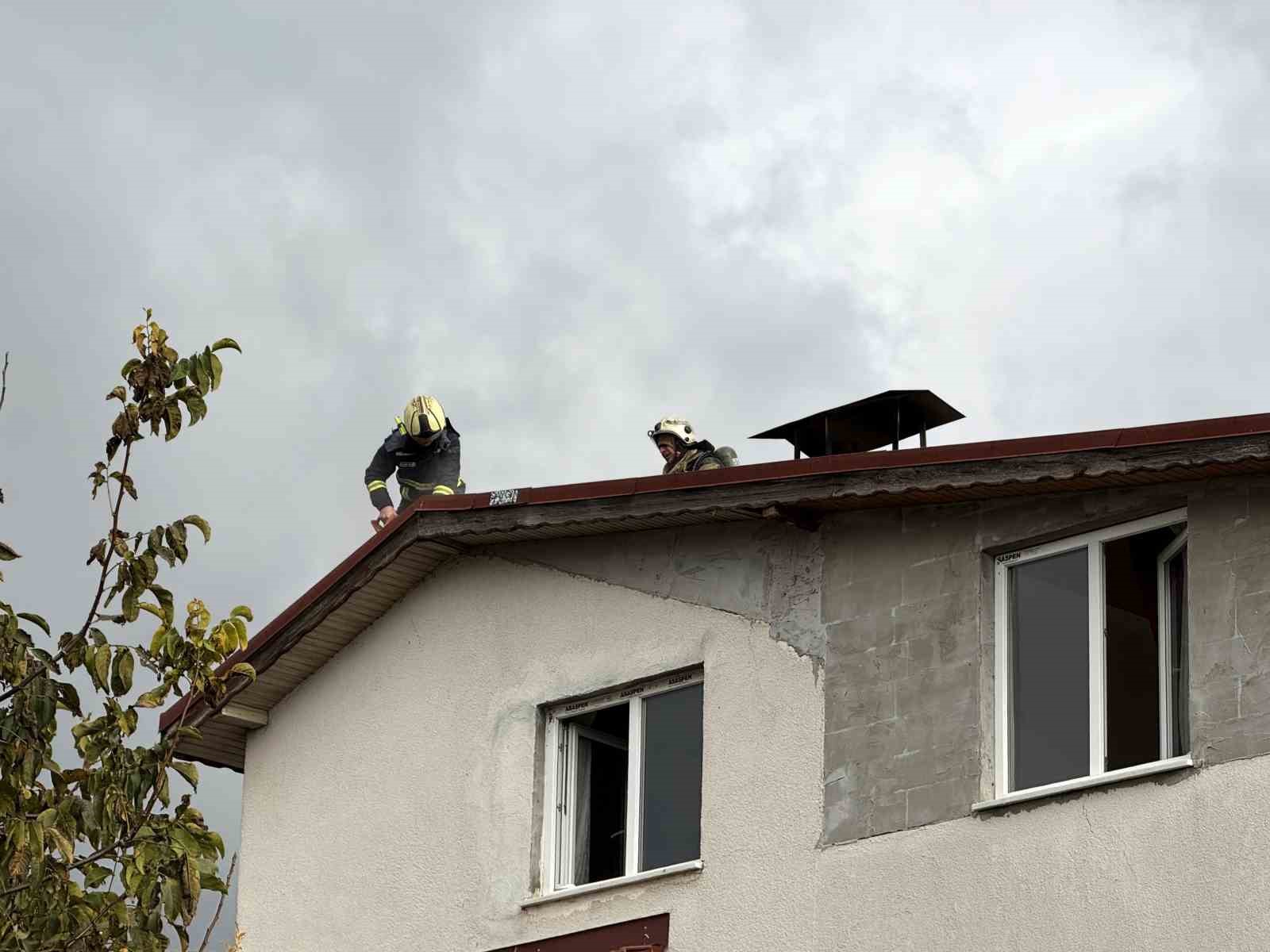 Üç katlı binanın çatısında çıkan yangın paniğe sebep oldu
