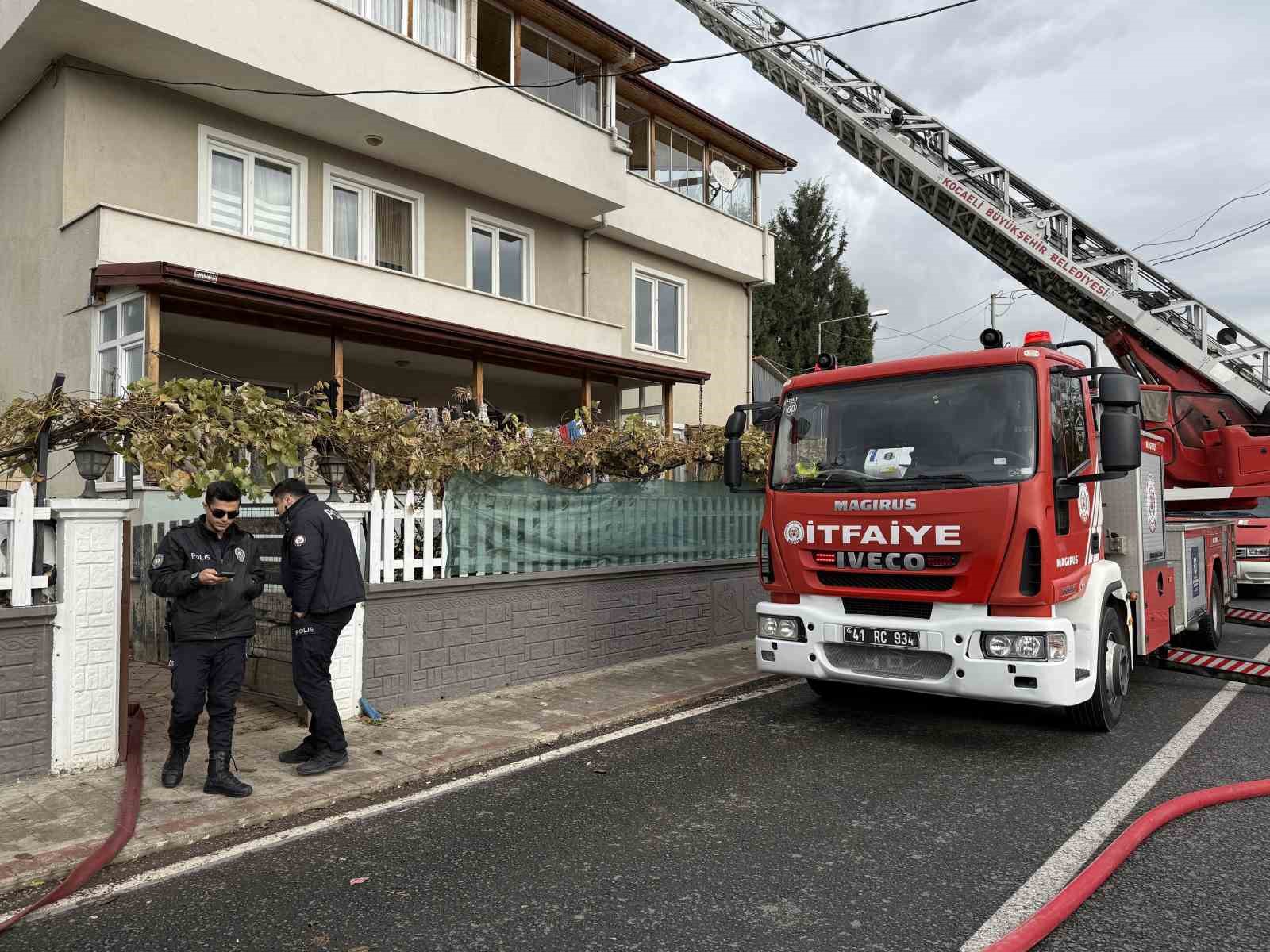 Üç katlı binanın çatısında çıkan yangın paniğe sebep oldu
