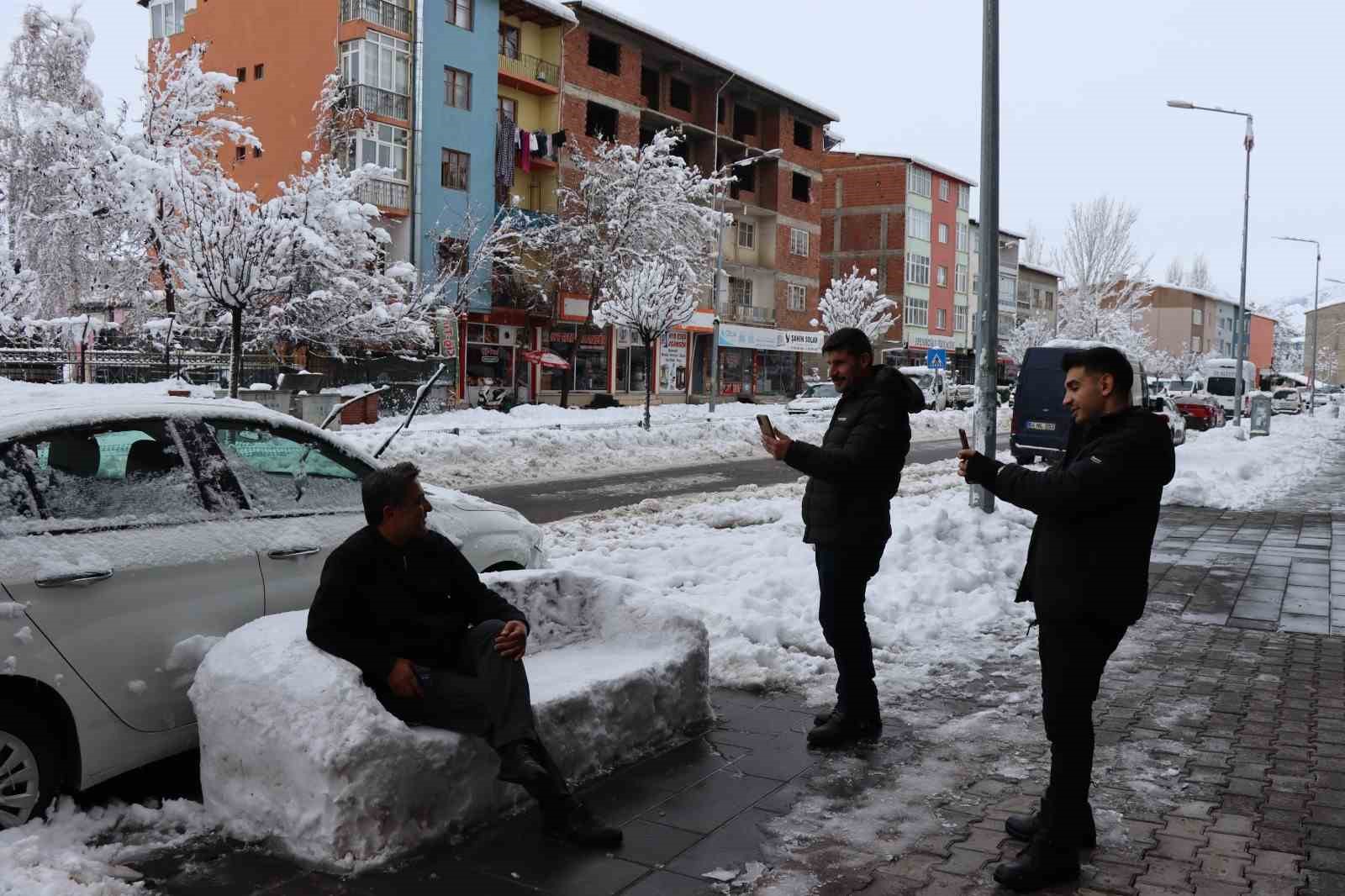 Oltu’da esnaf kardan adam yerine kardan koltuk yaptı
