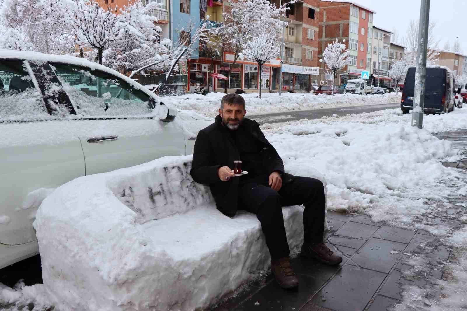 Oltu’da esnaf kardan adam yerine kardan koltuk yaptı
