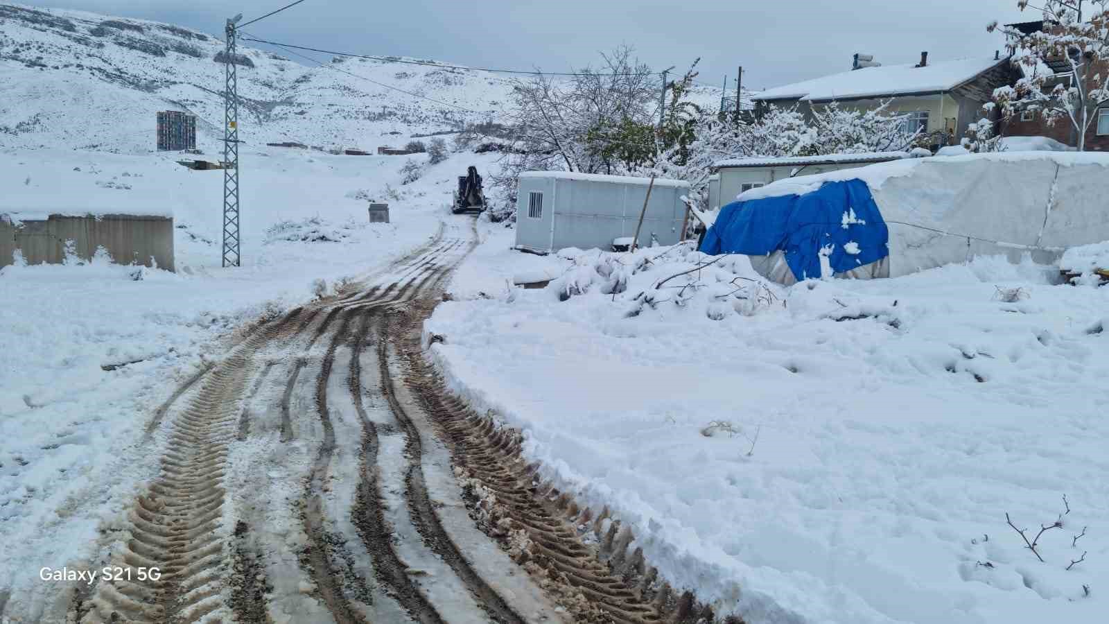 Darende’de vatandaşlar mahalle içi yolları kendi imkanlarıyla temizledi
