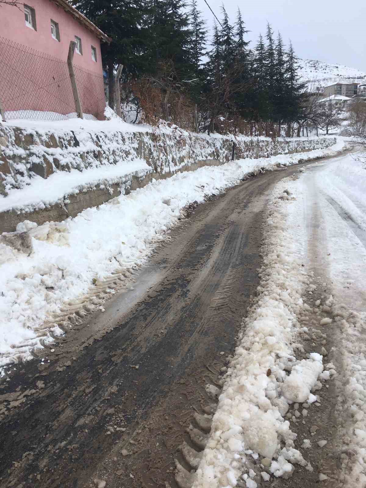 Darende’de vatandaşlar mahalle içi yolları kendi imkanlarıyla temizledi
