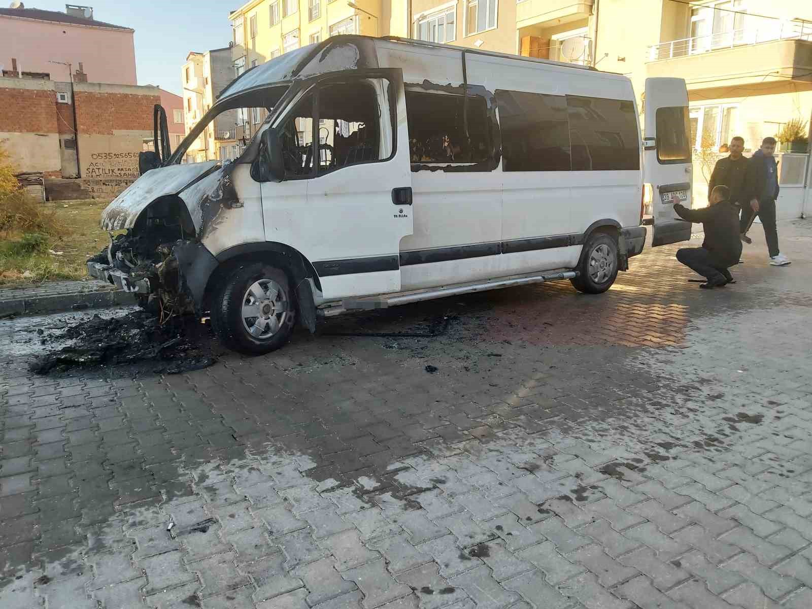 Kırklareli’nde minibüs alev alev yandı
