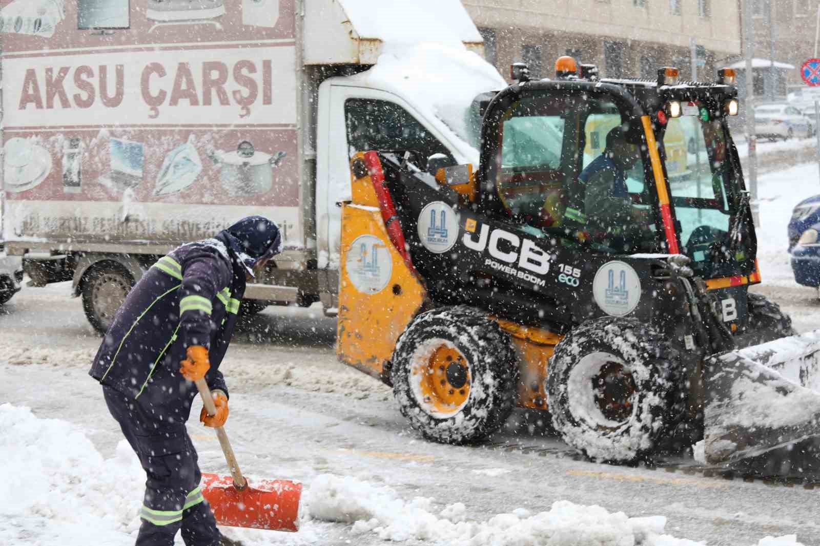 Kar mücadelede 24 saatlik mesai
