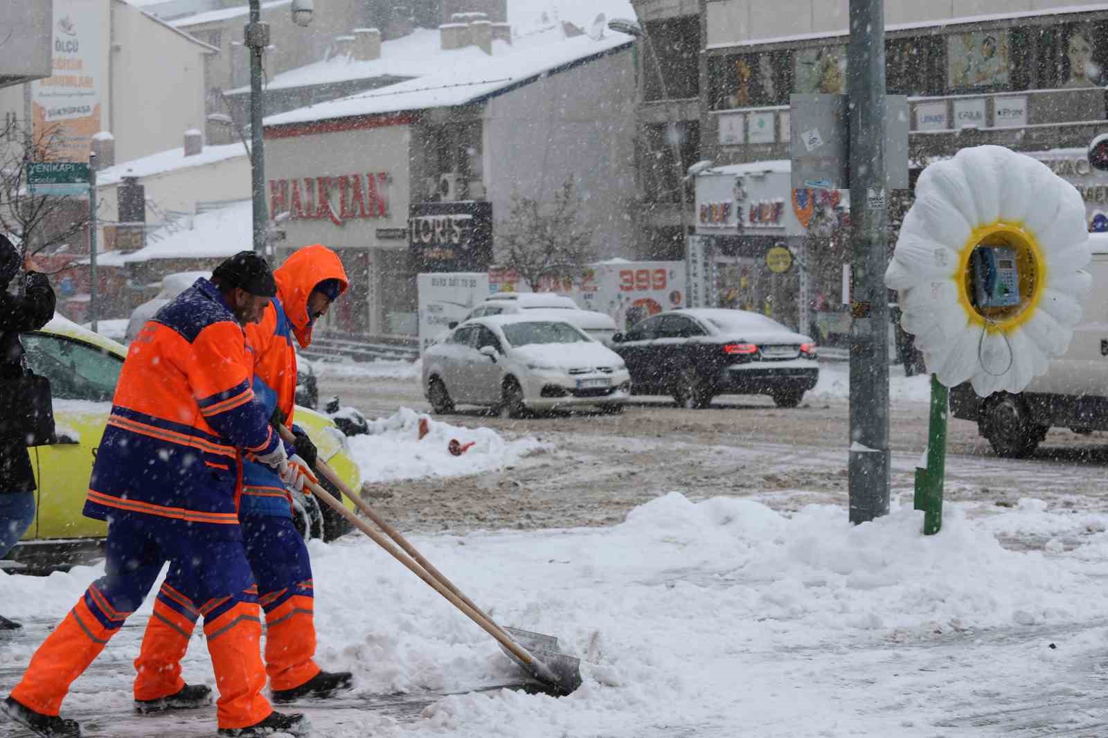 Kar mücadelede 24 saatlik mesai
