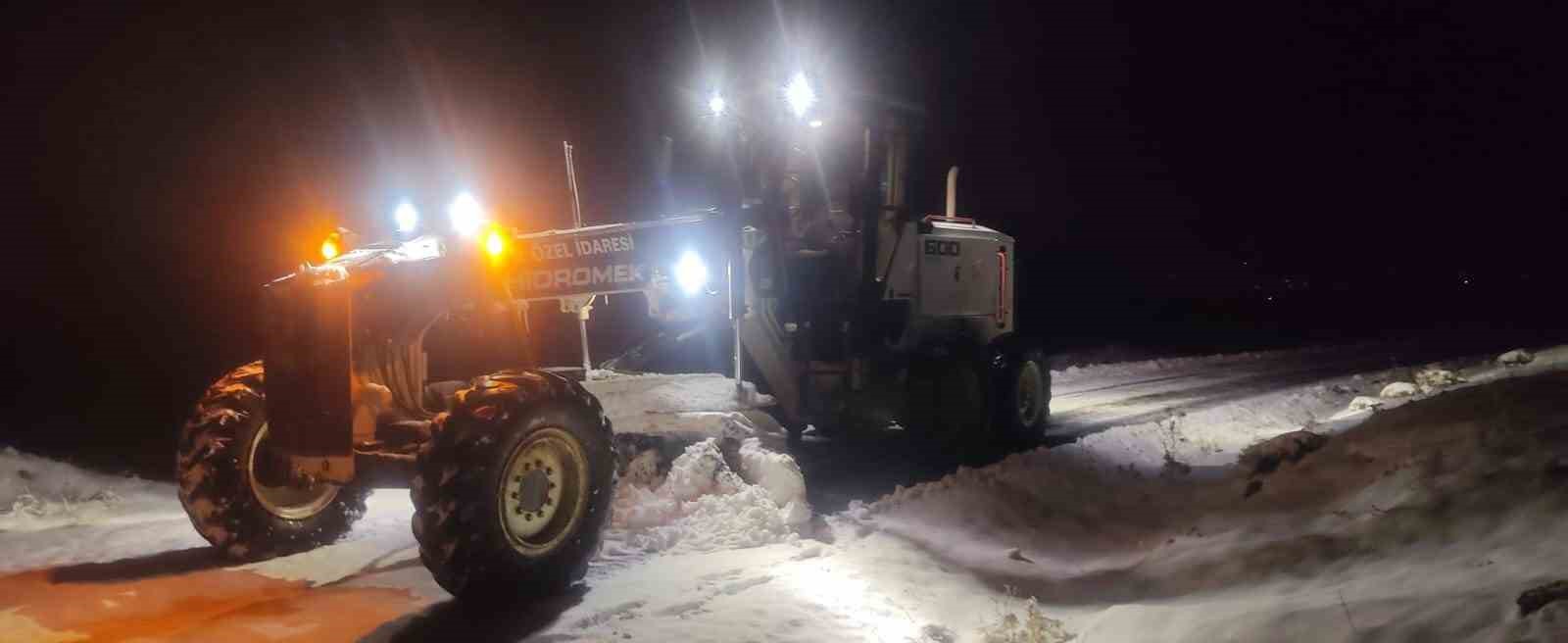 Elazığ’da ekiplerin kar mesaisi gece de devam etti
