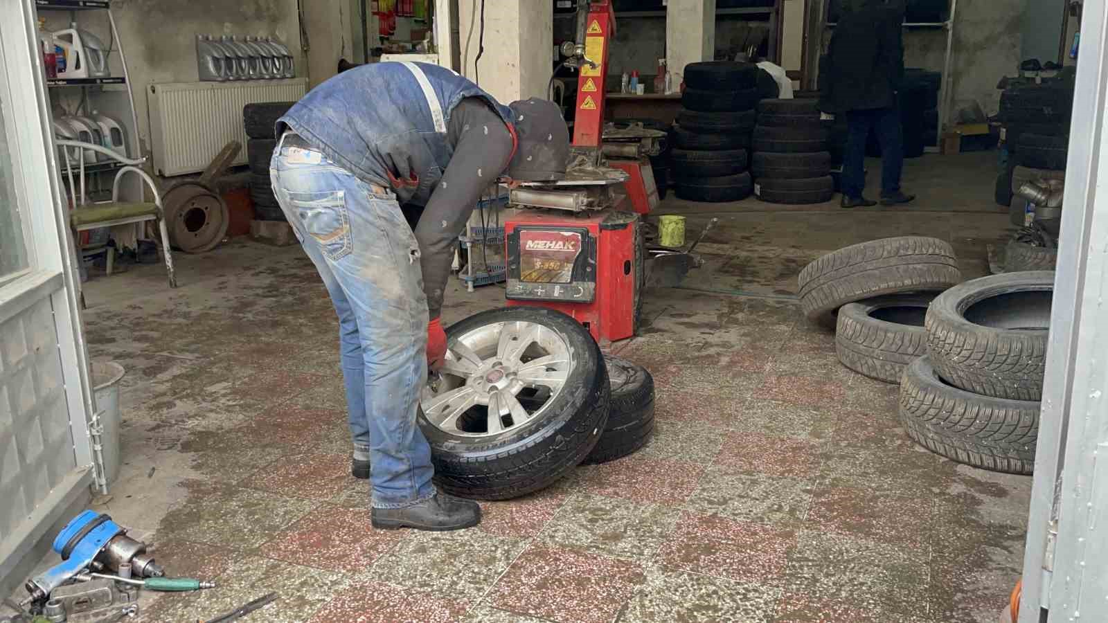 Malazgirt’teki lastikçilerde yoğun mesai
