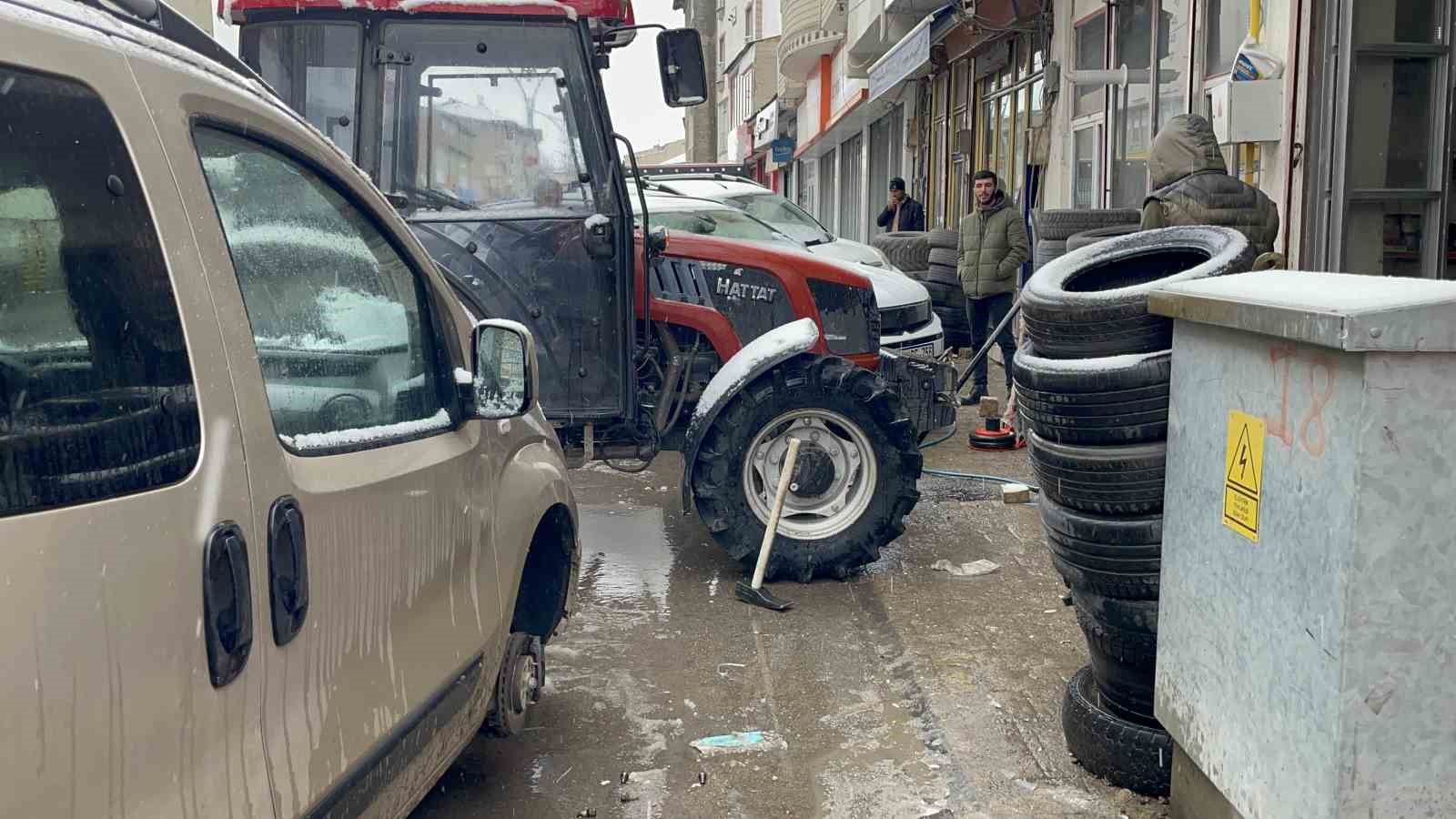 Malazgirt’teki lastikçilerde yoğun mesai
