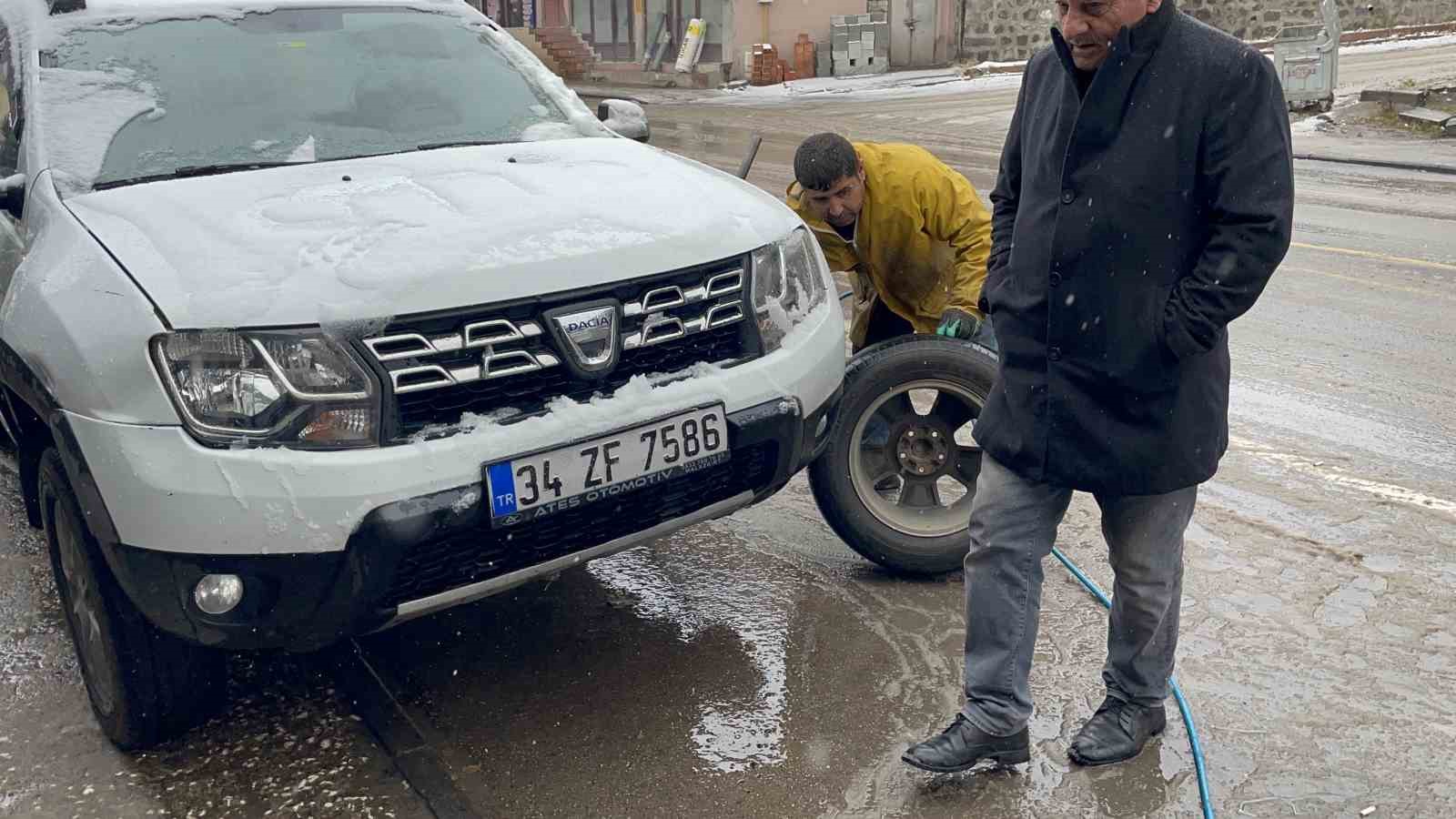 Malazgirt’teki lastikçilerde yoğun mesai
