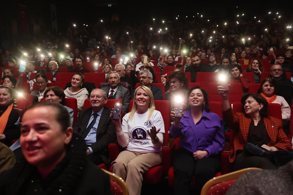 Merkezefendili kadınların performansı ayakta alkışlandı
