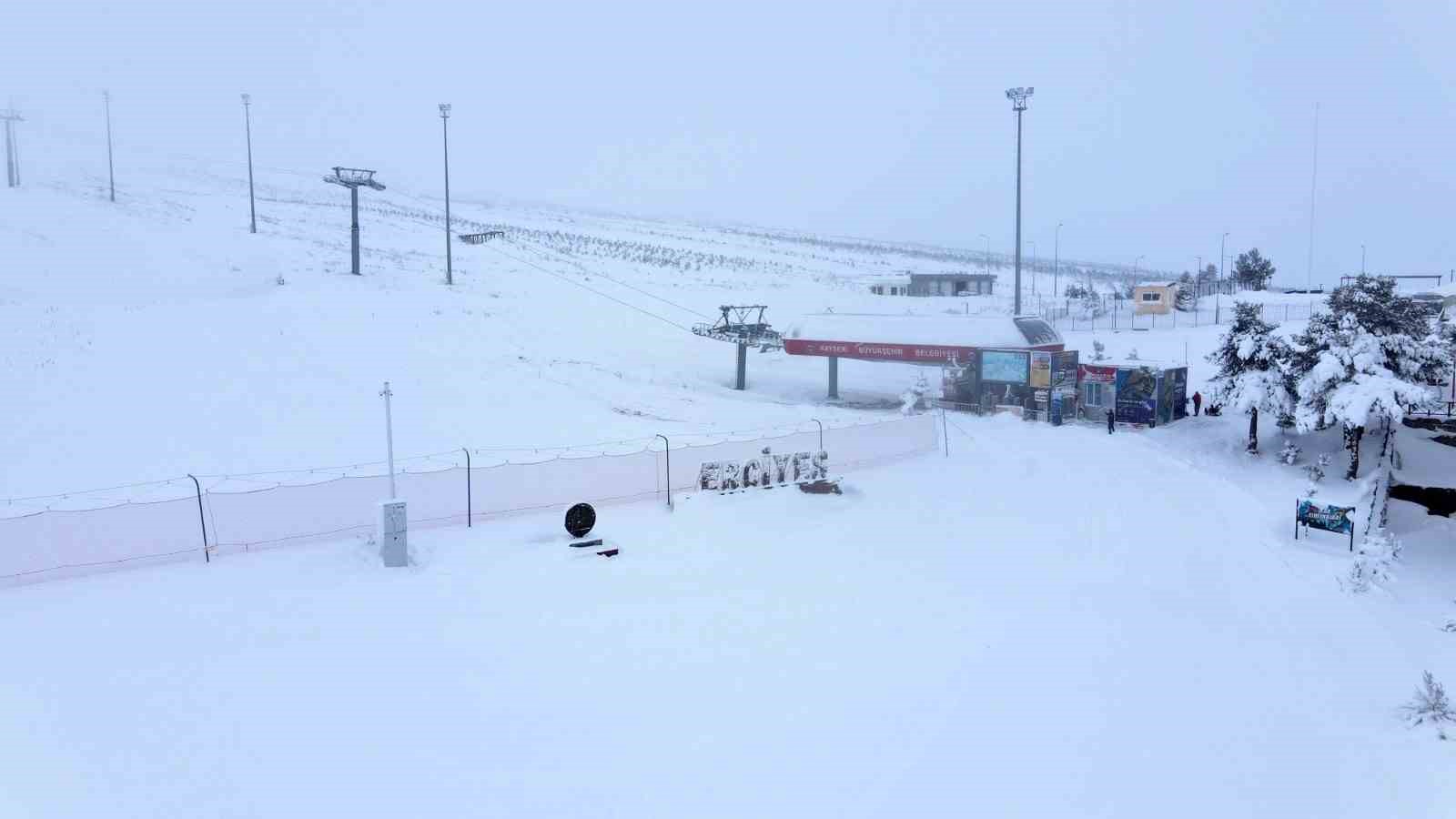 Erciyes’te kar kalınlığı 50 santimi buldu, hazırlıklar hızlandı
