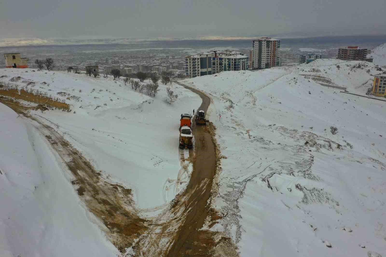 Malatya Büyükşehir Belediyesi kar mesaisine devam ediyor
