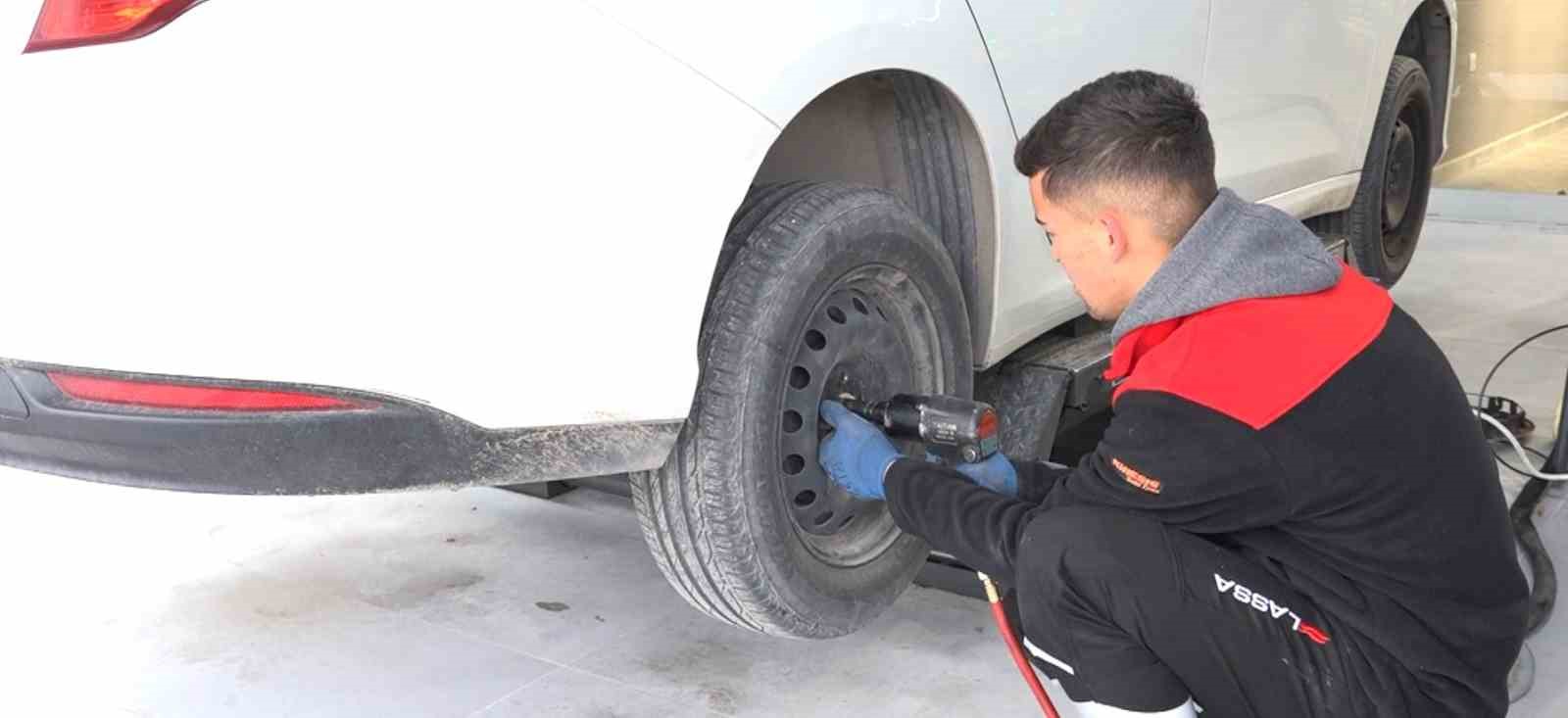 Erciş’teki oto lastikçilerde yoğunluk
