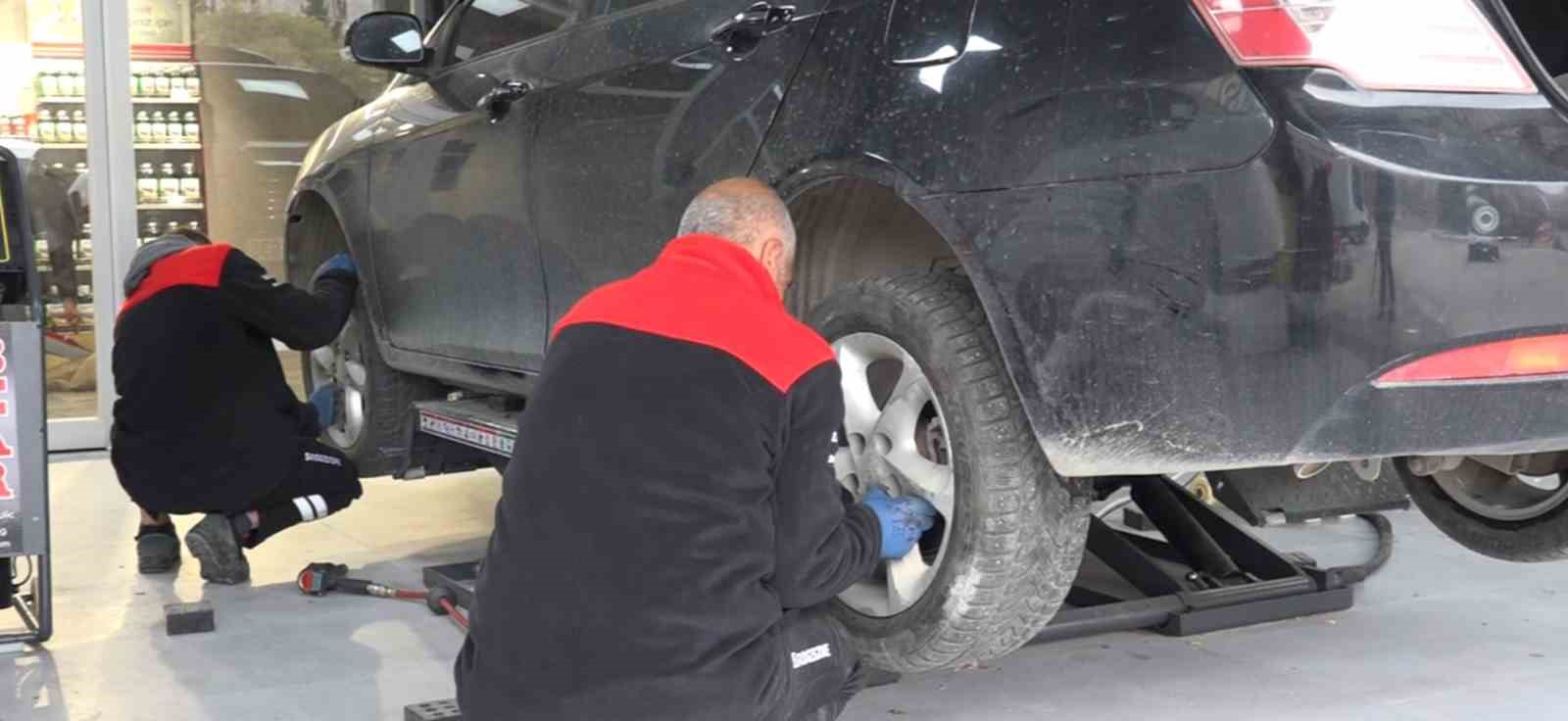 Erciş’teki oto lastikçilerde yoğunluk
