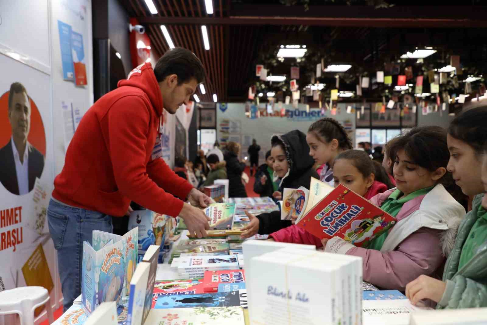 Kitap fuarına öğrenci akımı
