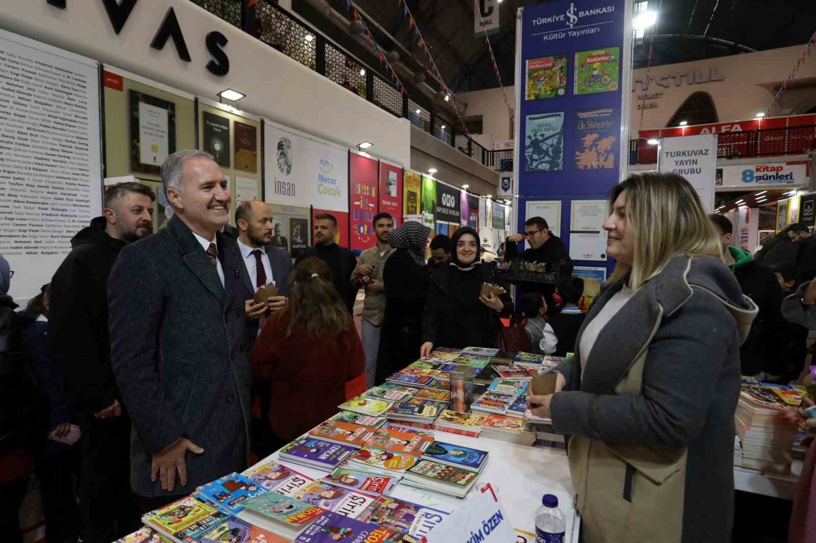 Kitap fuarına öğrenci akımı
