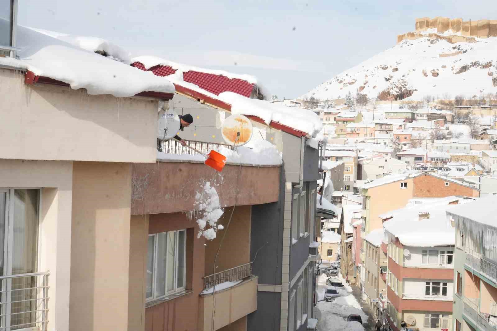 Bayburtlu vatandaşlar çatı ve balkonlarda biriken karları temizliyor
