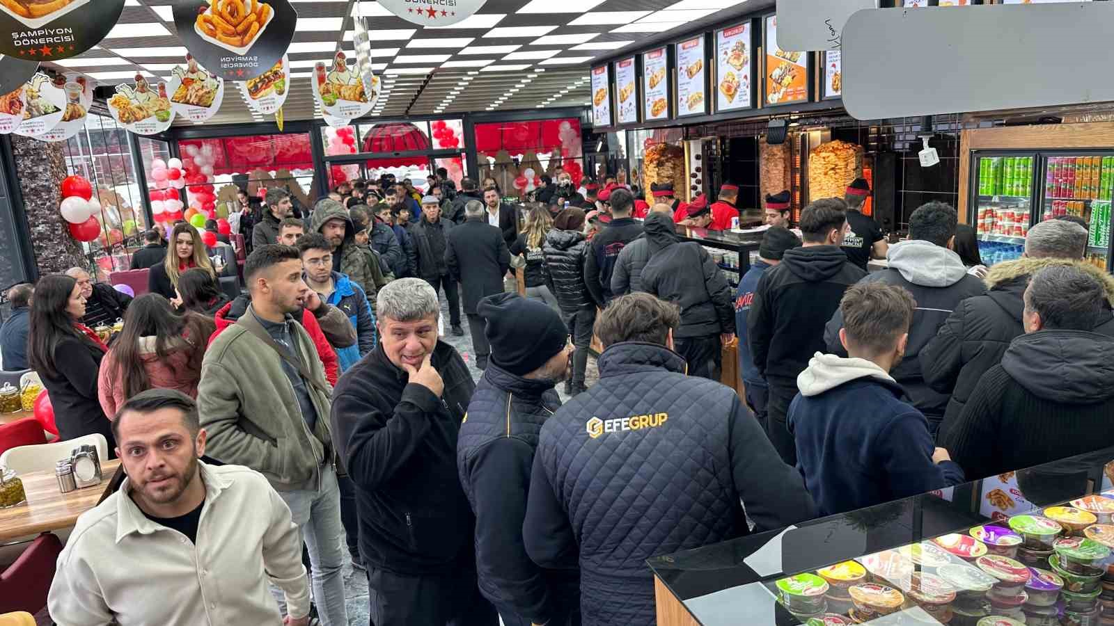 Döner ayranı 1 lira yaptı, 1 ton döneri 3 saatte sattı
