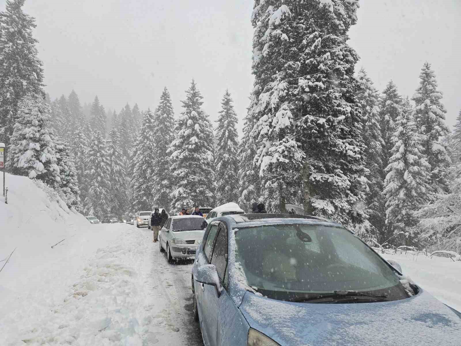 Giresun’da kar görmek için yaylalara çıkan vatandaşlar ekiplerin çalışmalarını zorlaştırıyor
