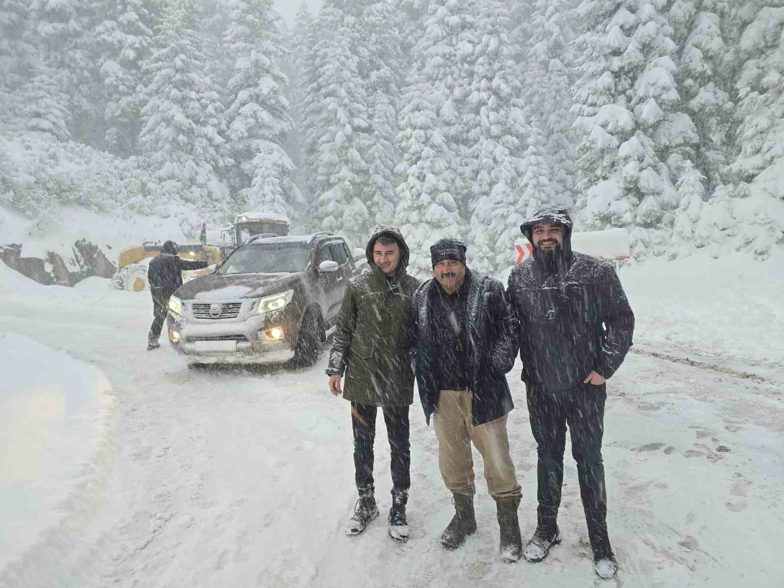 Giresun’da kar görmek için yaylalara çıkan vatandaşlar ekiplerin çalışmalarını zorlaştırıyor
