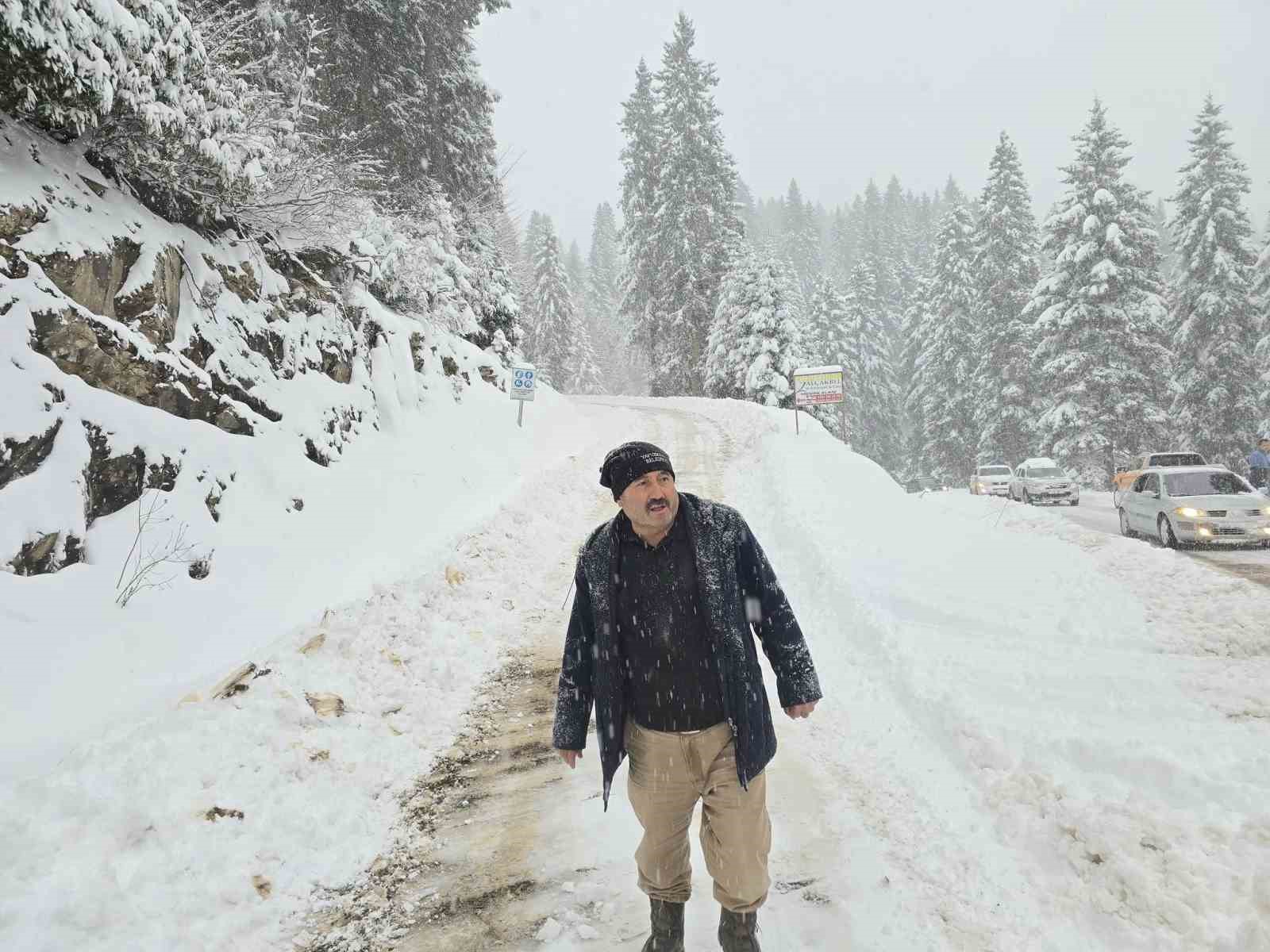 Giresun’da kar görmek için yaylalara çıkan vatandaşlar ekiplerin çalışmalarını zorlaştırıyor
