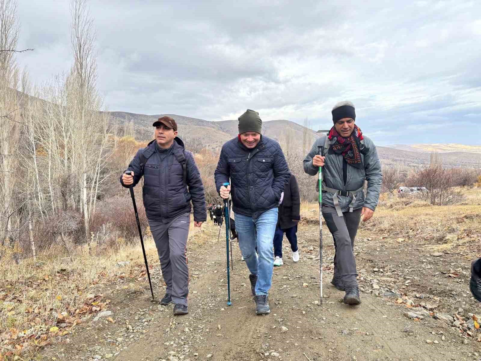 Şehit öğretmenler anısına yürüyüş yapıp fidan diktiler
