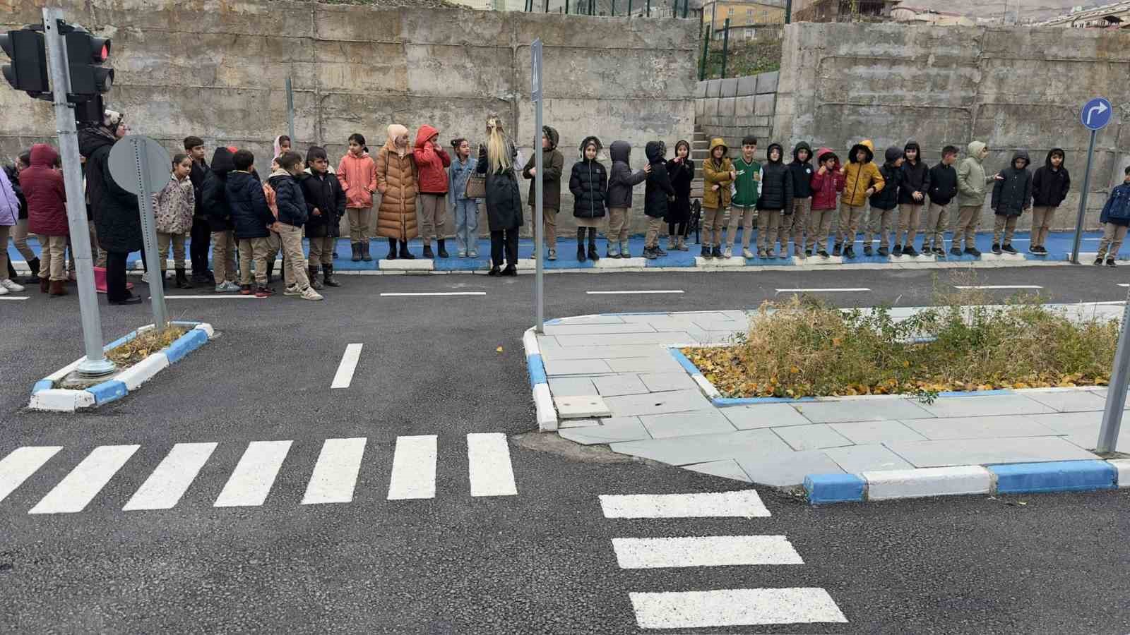 Hakkari’de çocuklara trafik eğitimi verildi
