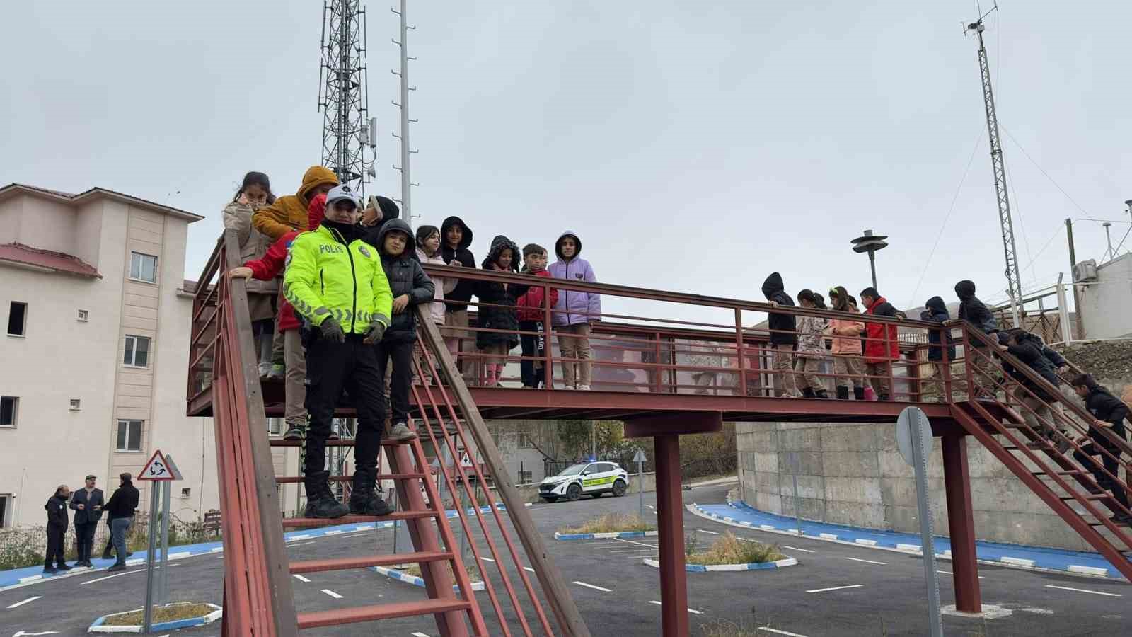 Hakkari’de çocuklara trafik eğitimi verildi
