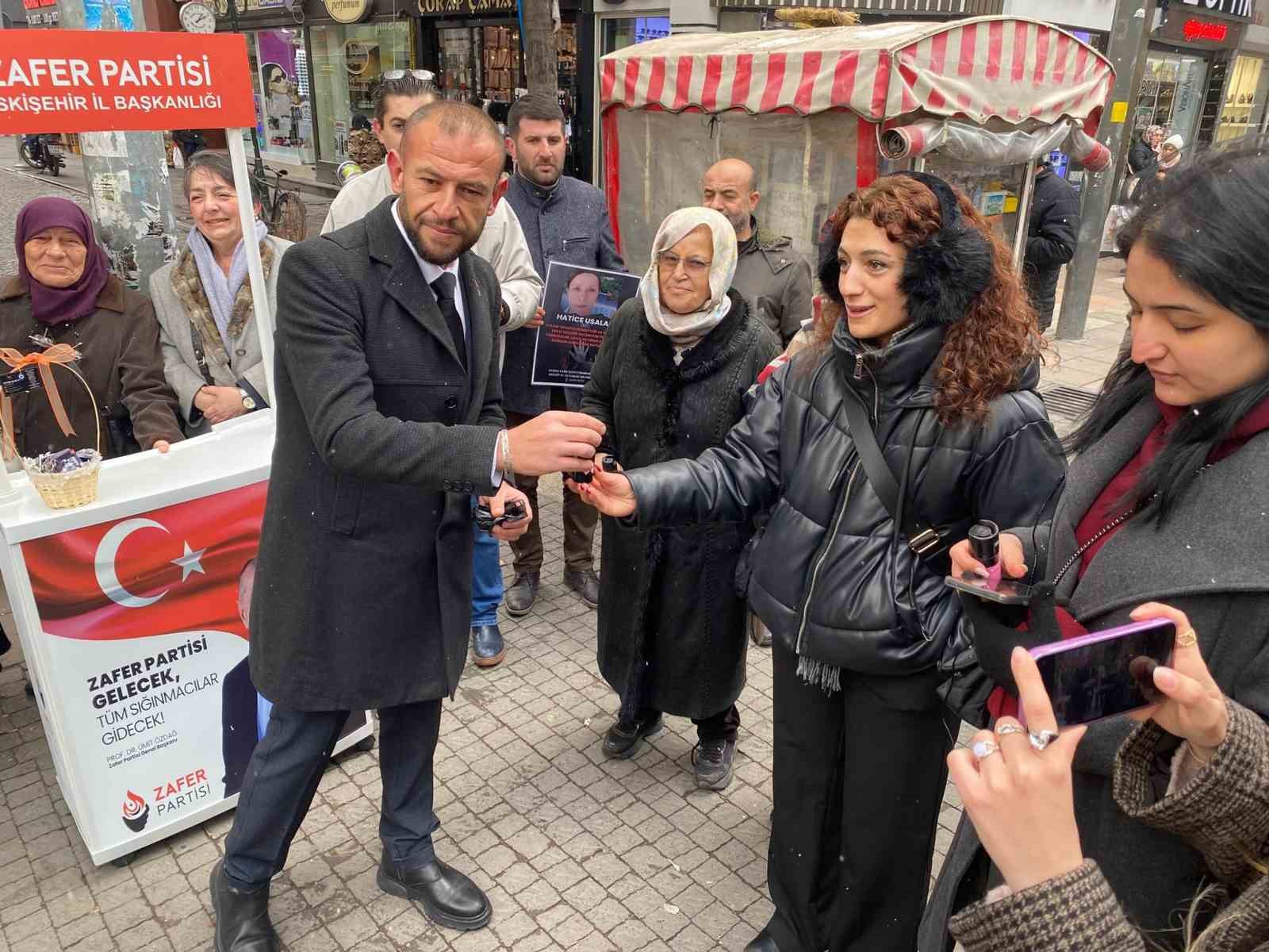 Zafer Partisi Eskişehir İl Başkanlığı’ndan kadınlara yasaklı biber gazı ikramı
