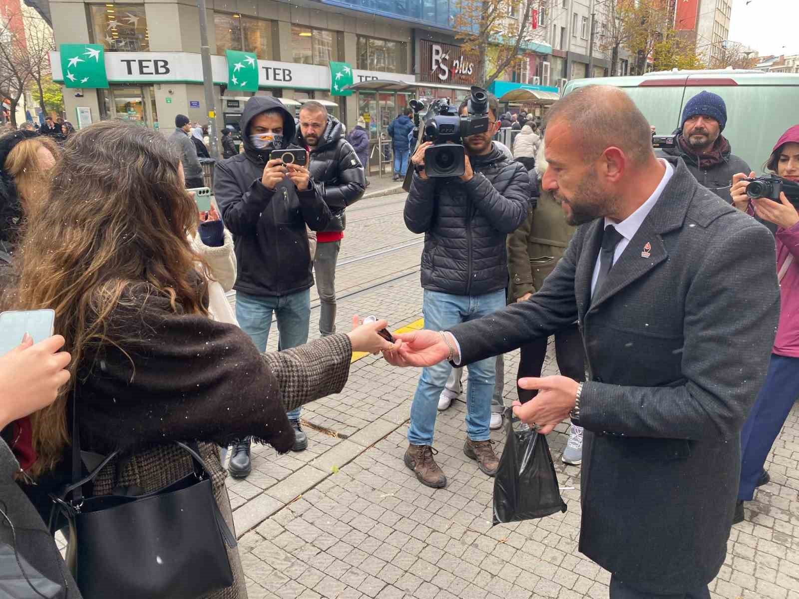 Zafer Partisi Eskişehir İl Başkanlığı’ndan kadınlara yasaklı biber gazı ikramı
