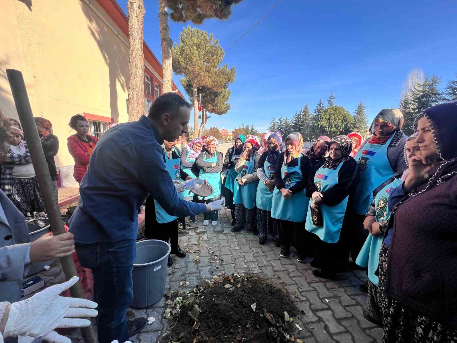 Mutfak atıkları kompost yöntemi ile toprak için yararlı gübreye dönüşüyor
