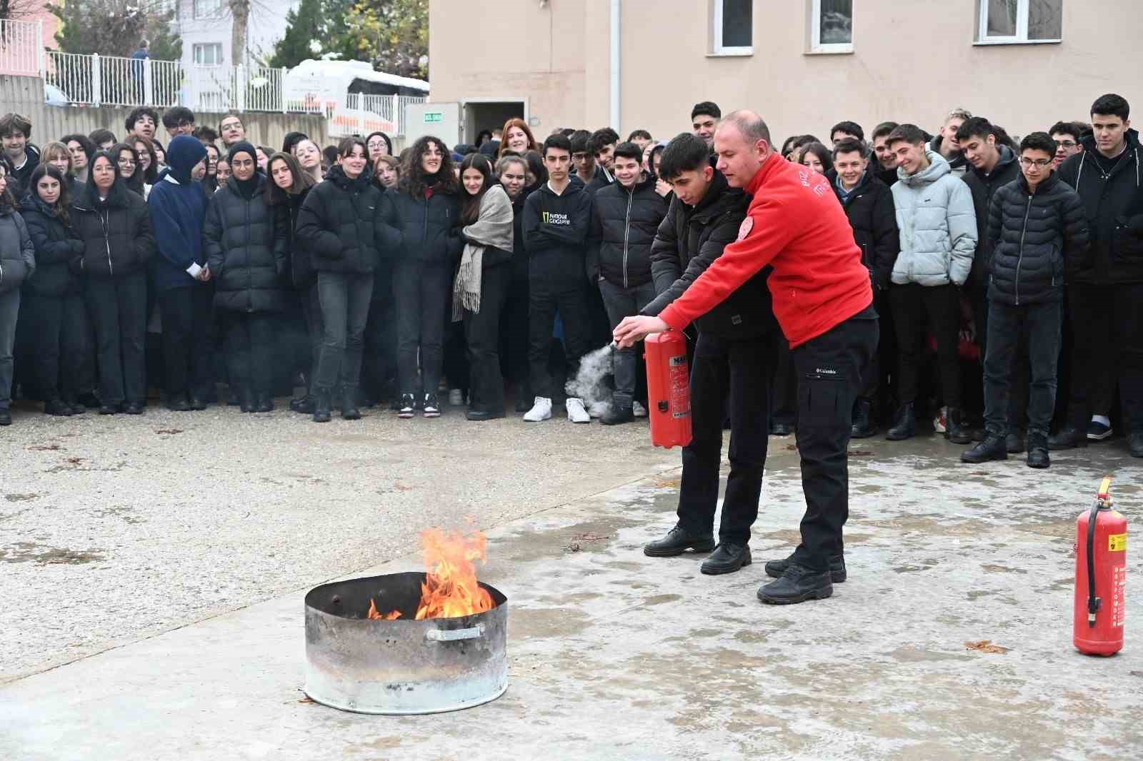 Bozüyük’te Kumral Abdal Anadolu Lisesi öğrencilerine yangın eğitimi
