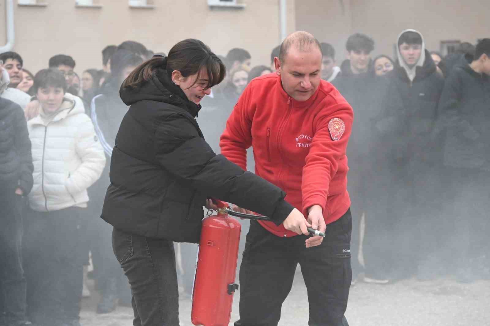 Bozüyük’te Kumral Abdal Anadolu Lisesi öğrencilerine yangın eğitimi
