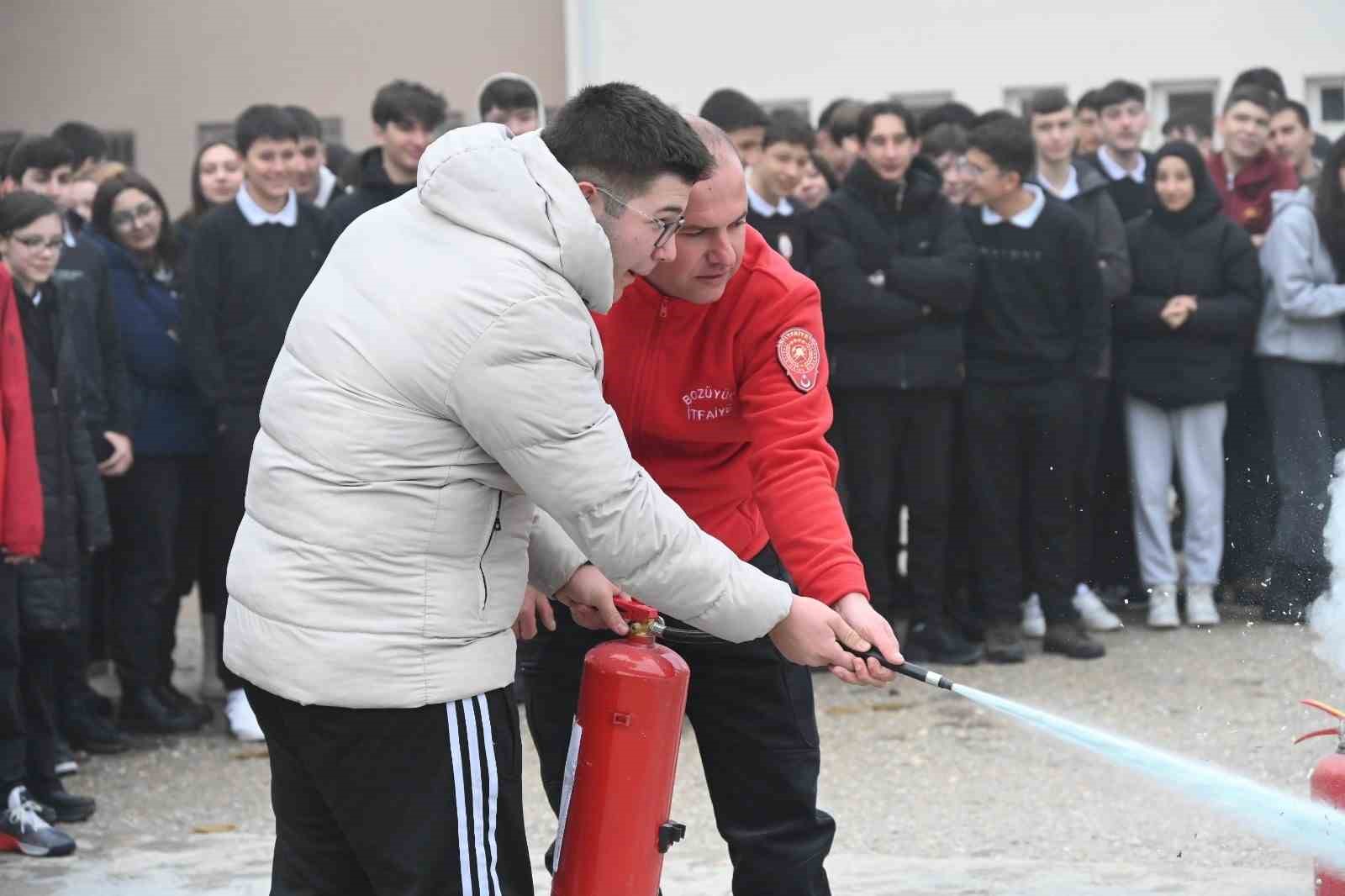 Bozüyük’te Kumral Abdal Anadolu Lisesi öğrencilerine yangın eğitimi
