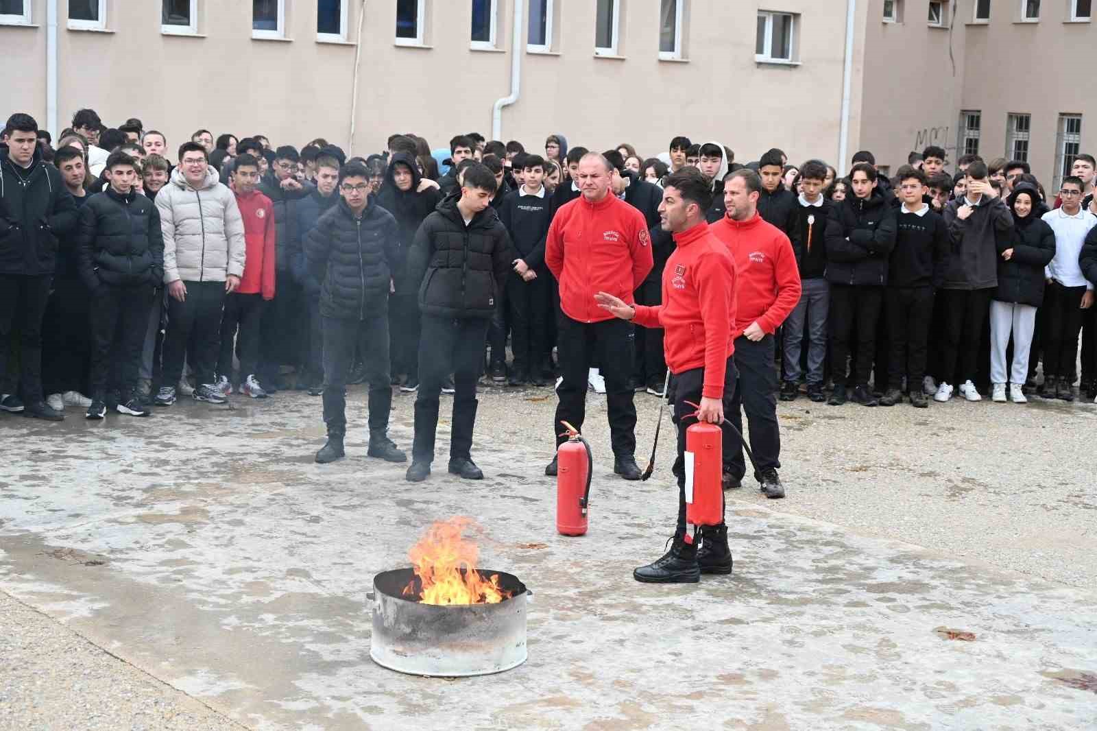 Bozüyük’te Kumral Abdal Anadolu Lisesi öğrencilerine yangın eğitimi
