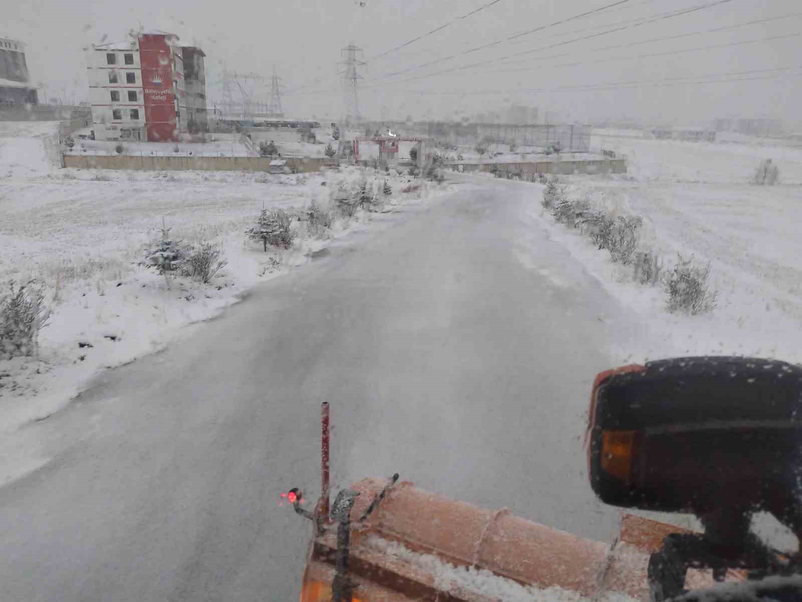 Yozgat’ta yoğun kar yağışı sonrası Sorgun Belediyesi kar temizleme mesaisinde
