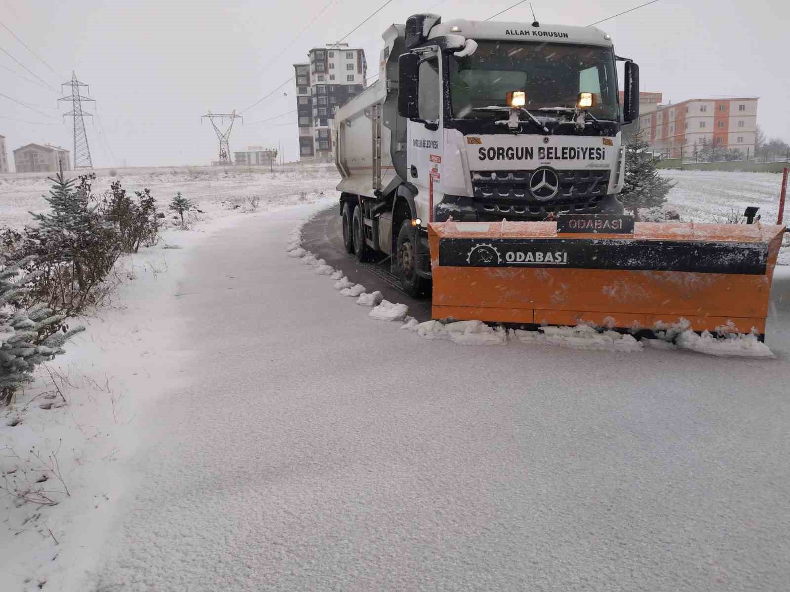 Yozgat’ta yoğun kar yağışı sonrası Sorgun Belediyesi kar temizleme mesaisinde
