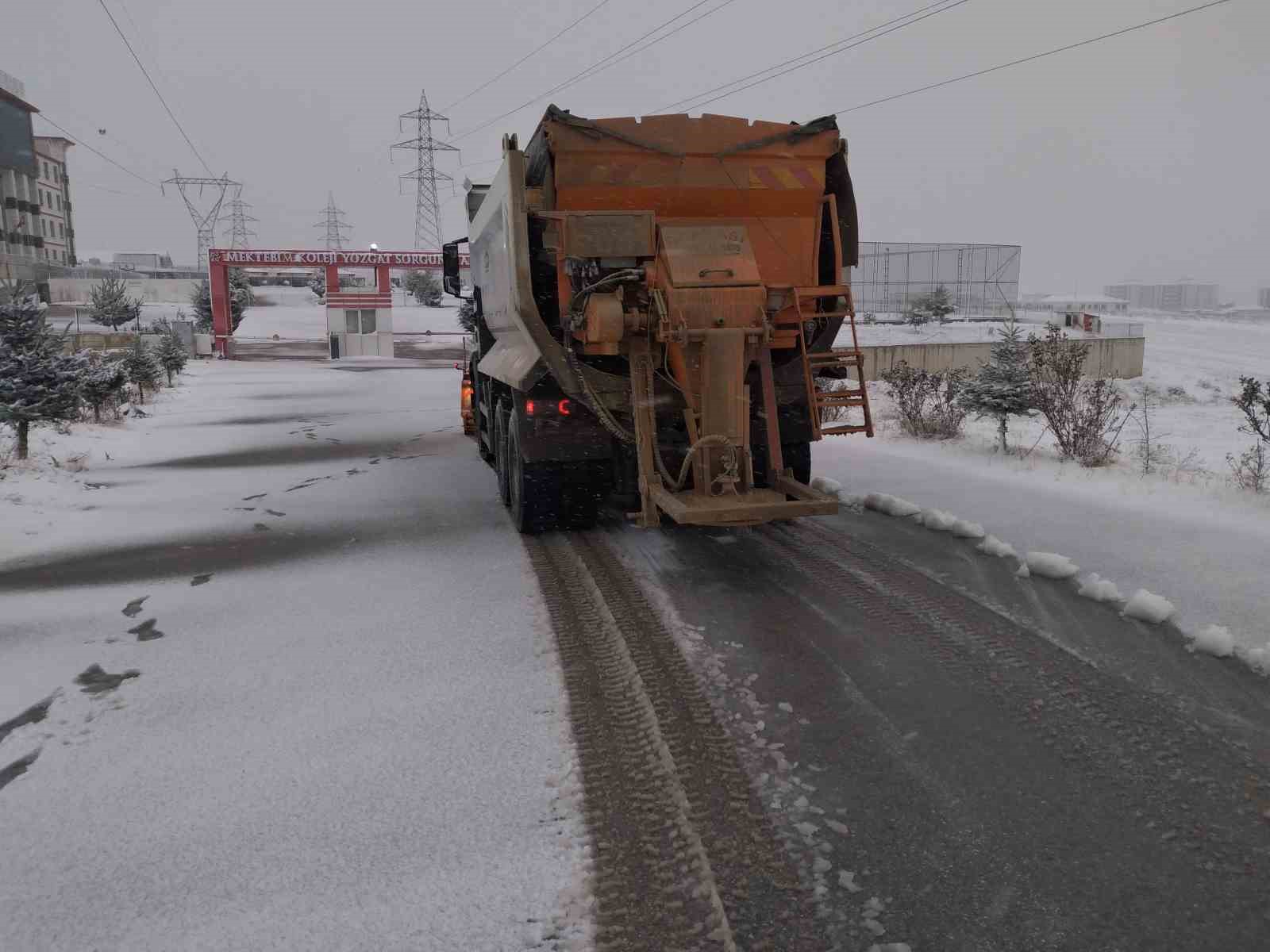 Yozgat’ta yoğun kar yağışı sonrası Sorgun Belediyesi kar temizleme mesaisinde
