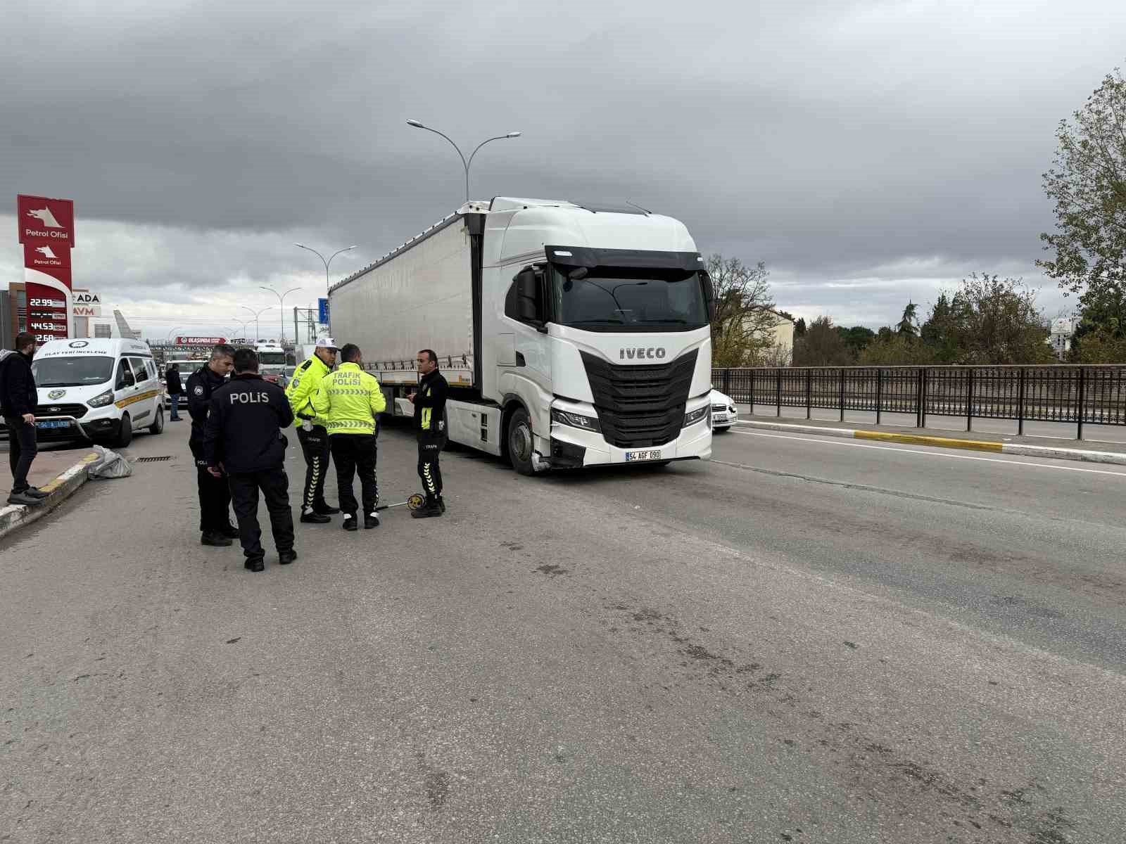 Araçların arasından yolun karşısına geçmeye çalışıyordu, tırın altında kaldı
