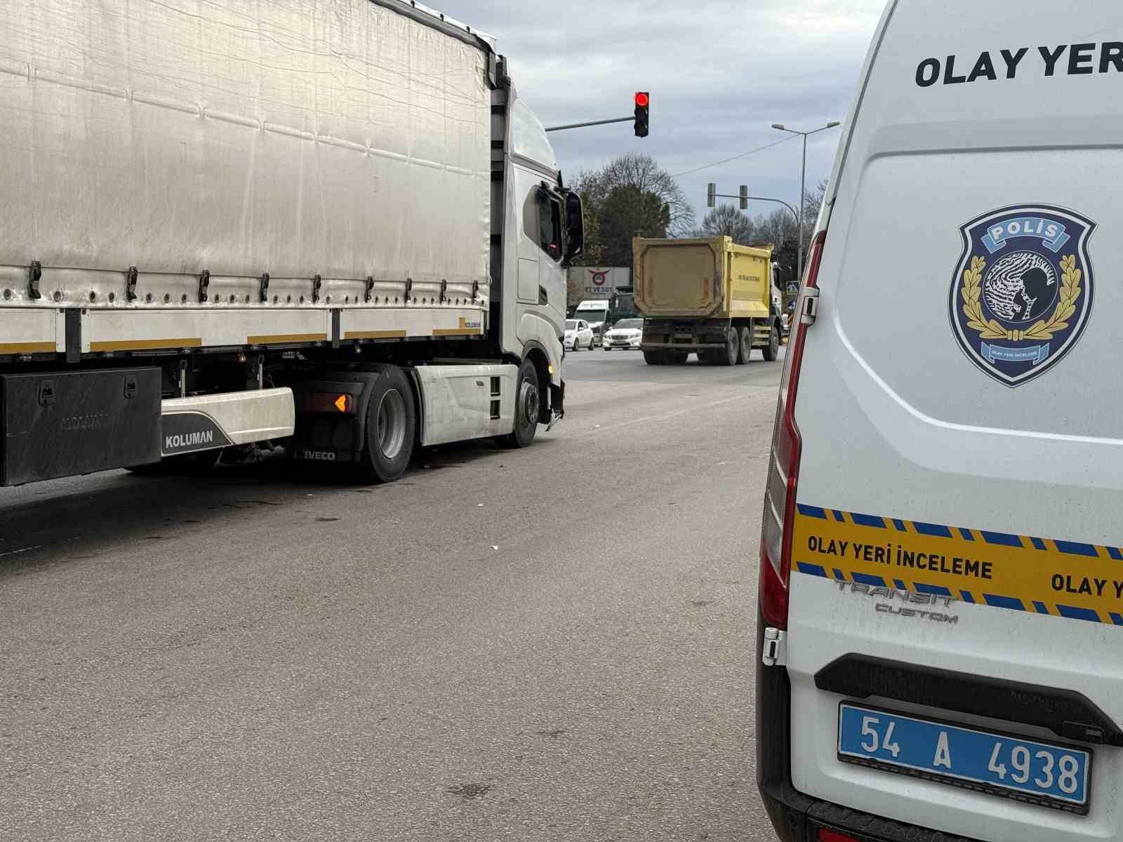 Araçların arasından yolun karşısına geçmeye çalışıyordu, tırın altında kaldı
