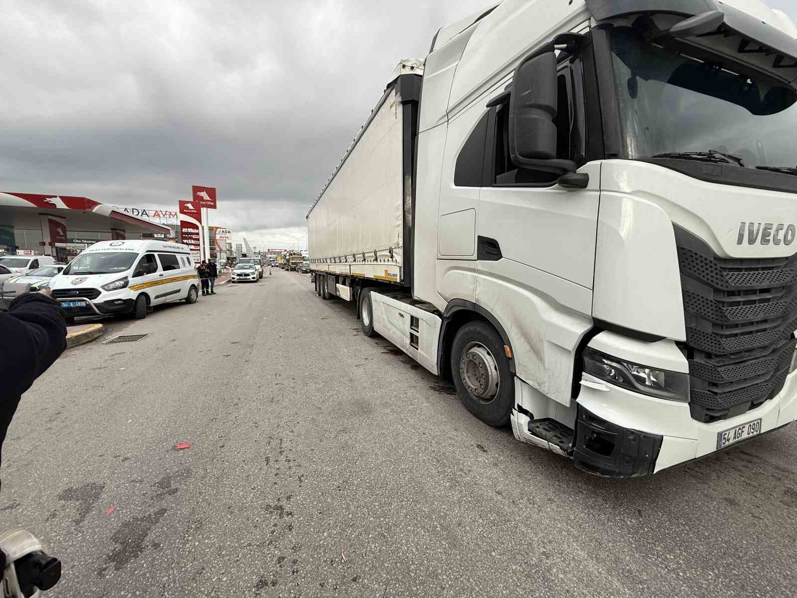 Araçların arasından yolun karşısına geçmeye çalışıyordu, tırın altında kaldı
