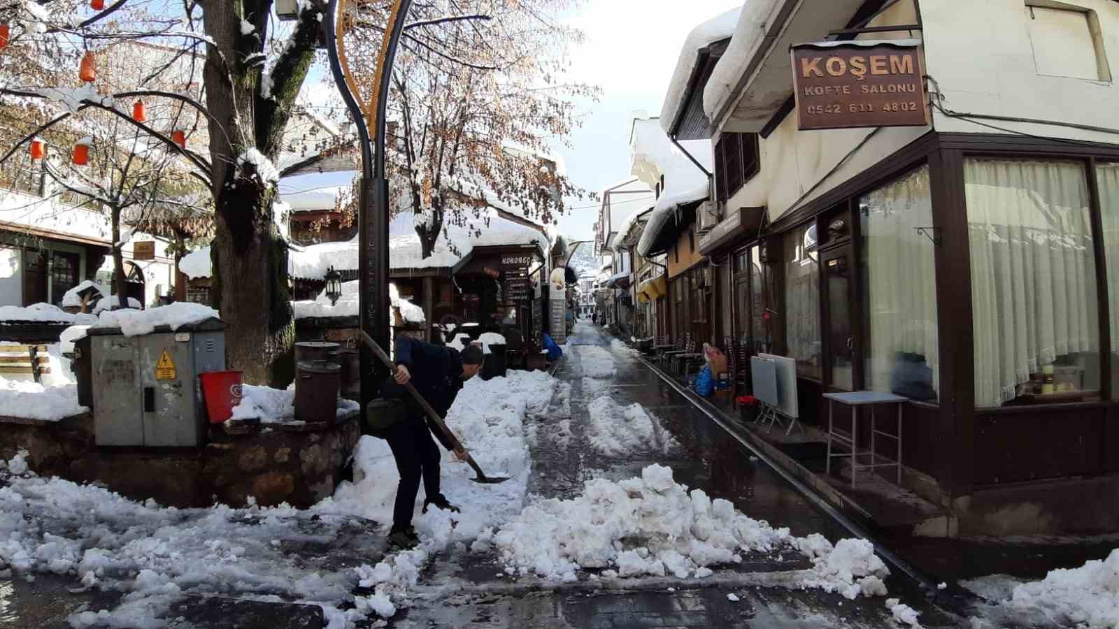 Kar kalınlığı 40 santimetre olmuştu, ilçede temizlik başladı
