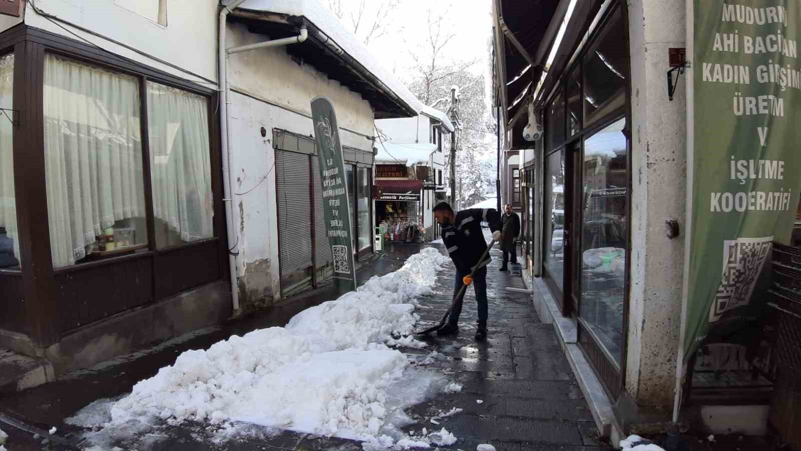 Kar kalınlığı 40 santimetre olmuştu, ilçede temizlik başladı
