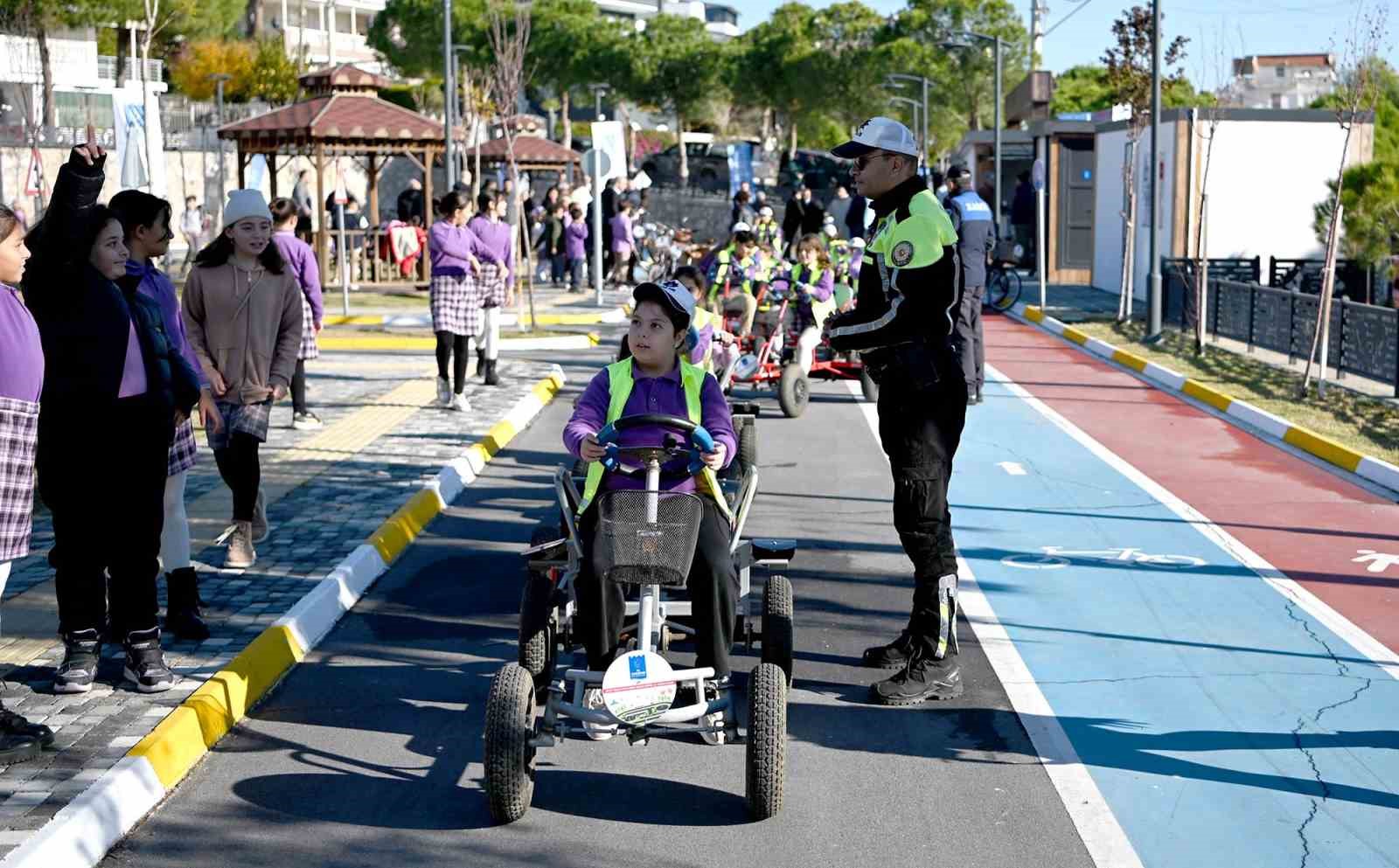 Kuşadası’nda trafik ve eğitim parkı ilk misafirlerini ağırladı
